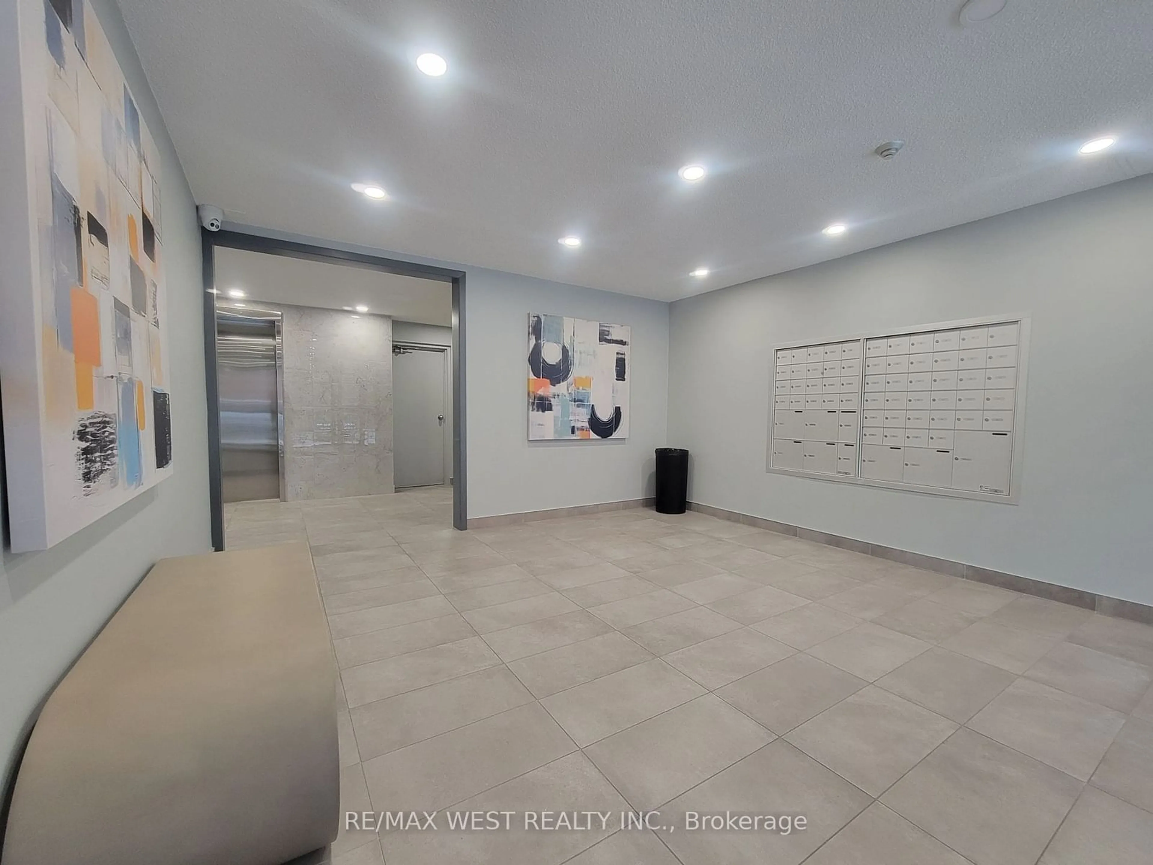 Indoor foyer for 4062 Lawrence Ave #306, Toronto Ontario M1E 4V5