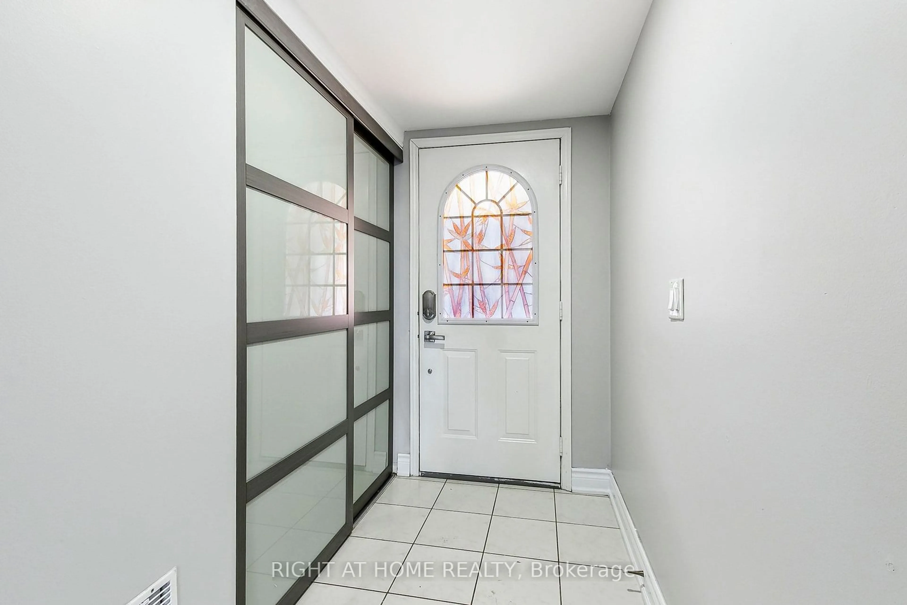 Indoor entryway for 98 Jenkinson Way, Toronto Ontario M1P 5H4