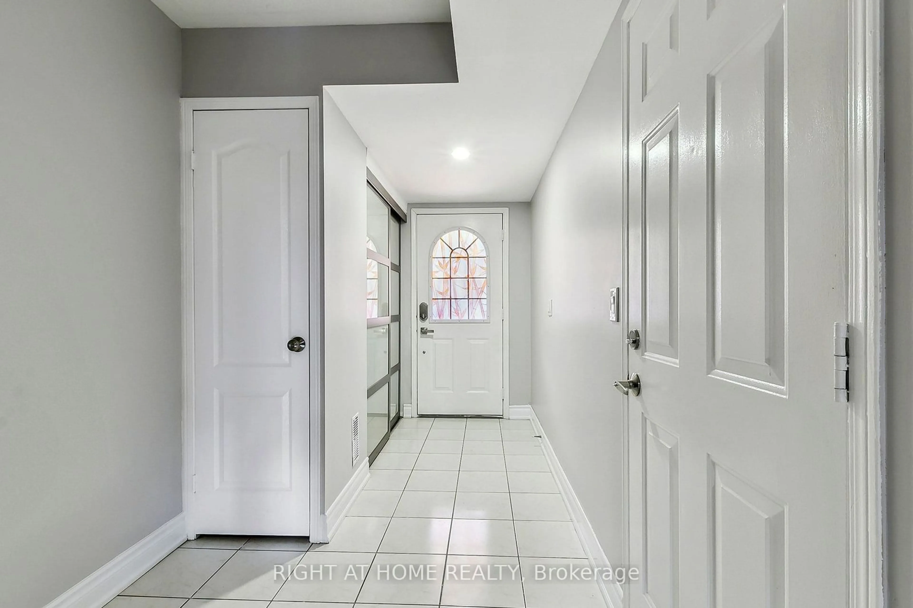 Indoor entryway for 98 Jenkinson Way, Toronto Ontario M1P 5H4