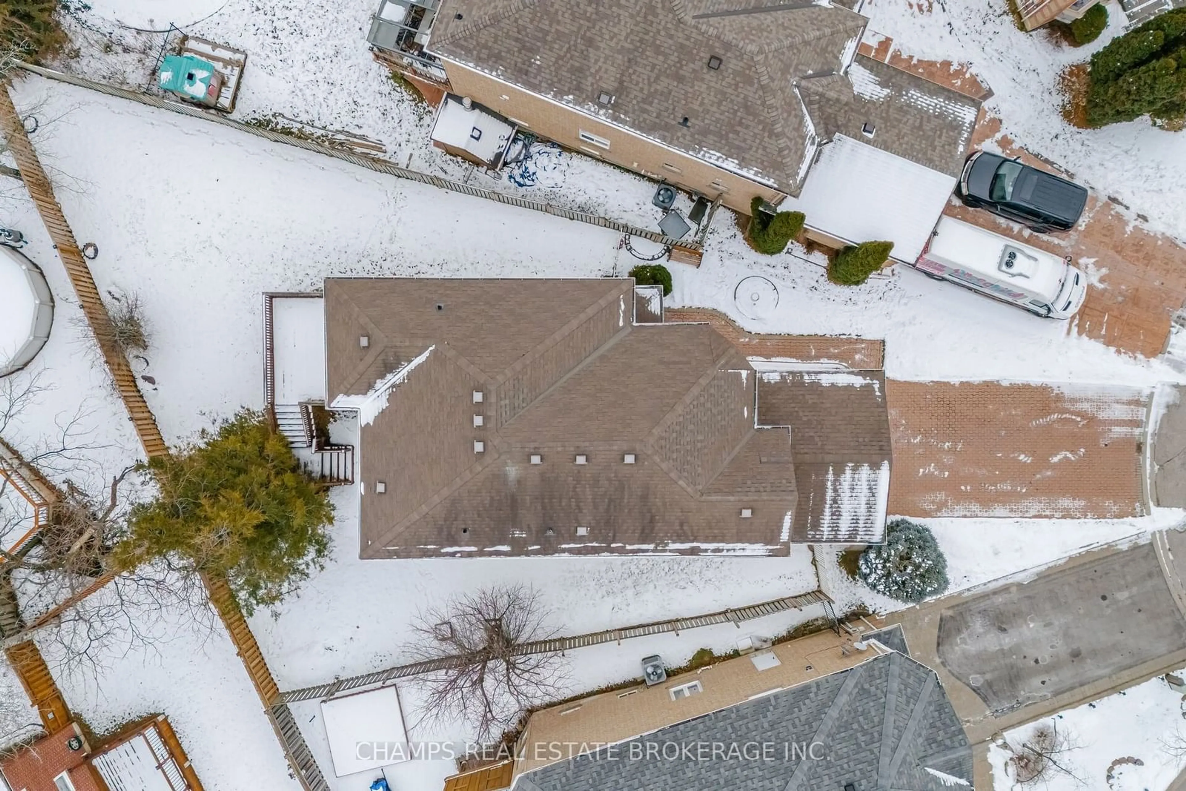 A pic from outside/outdoor area/front of a property/back of a property/a pic from drone, street for 1595 Deerhurst Crt, Pickering Ontario L1V 6Y7