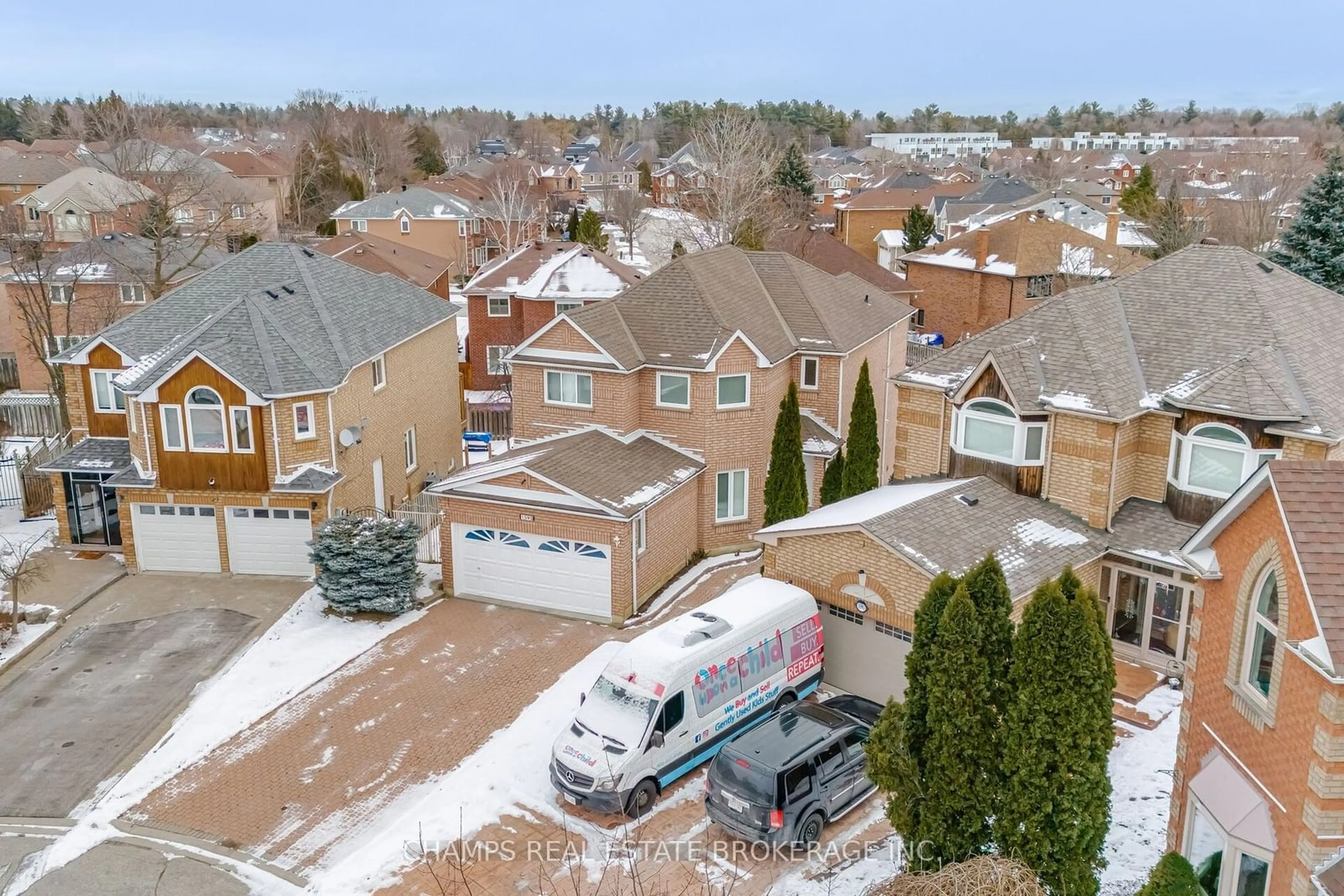 A pic from outside/outdoor area/front of a property/back of a property/a pic from drone, street for 1595 Deerhurst Crt, Pickering Ontario L1V 6Y7