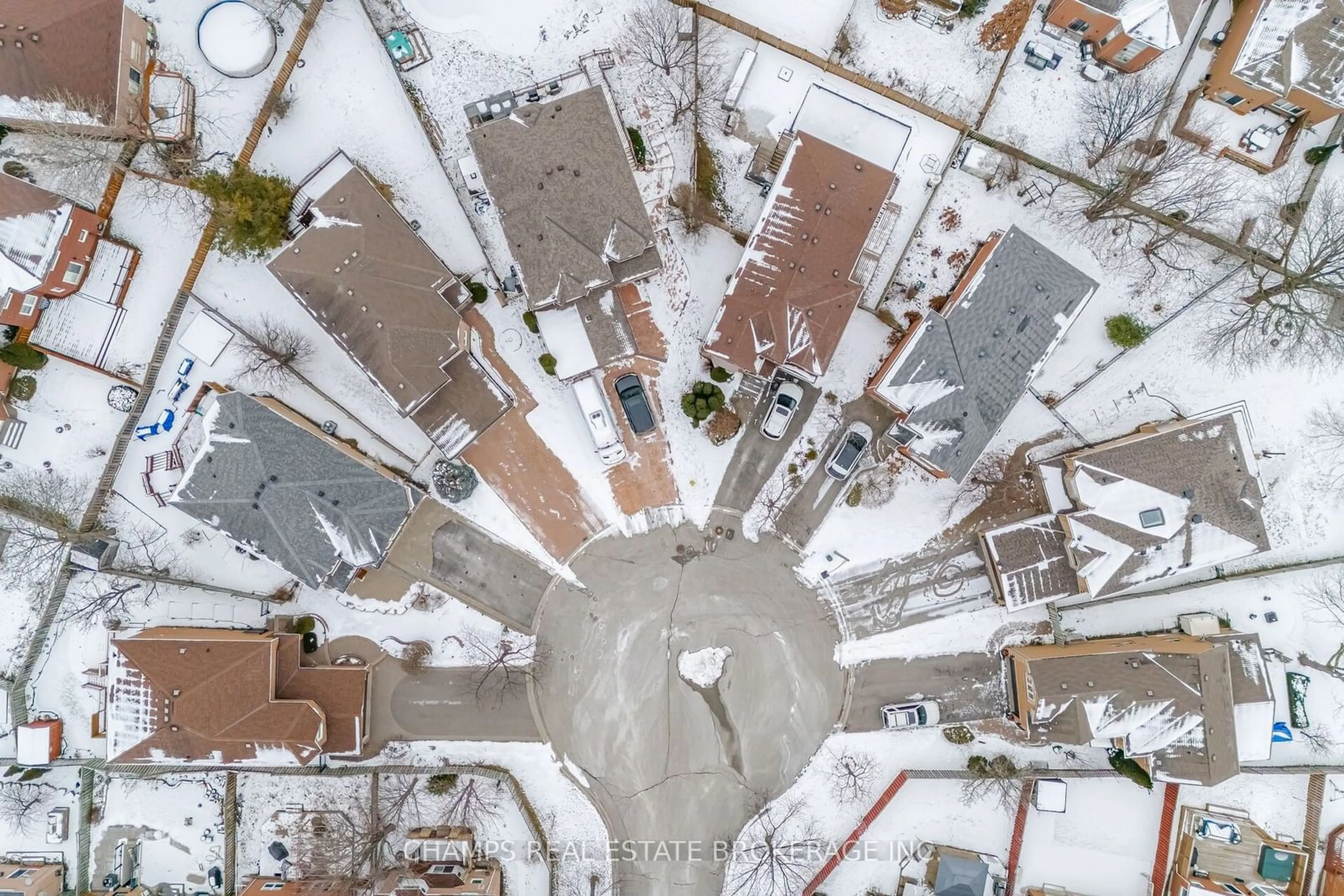 A pic from outside/outdoor area/front of a property/back of a property/a pic from drone, street for 1595 Deerhurst Crt, Pickering Ontario L1V 6Y7