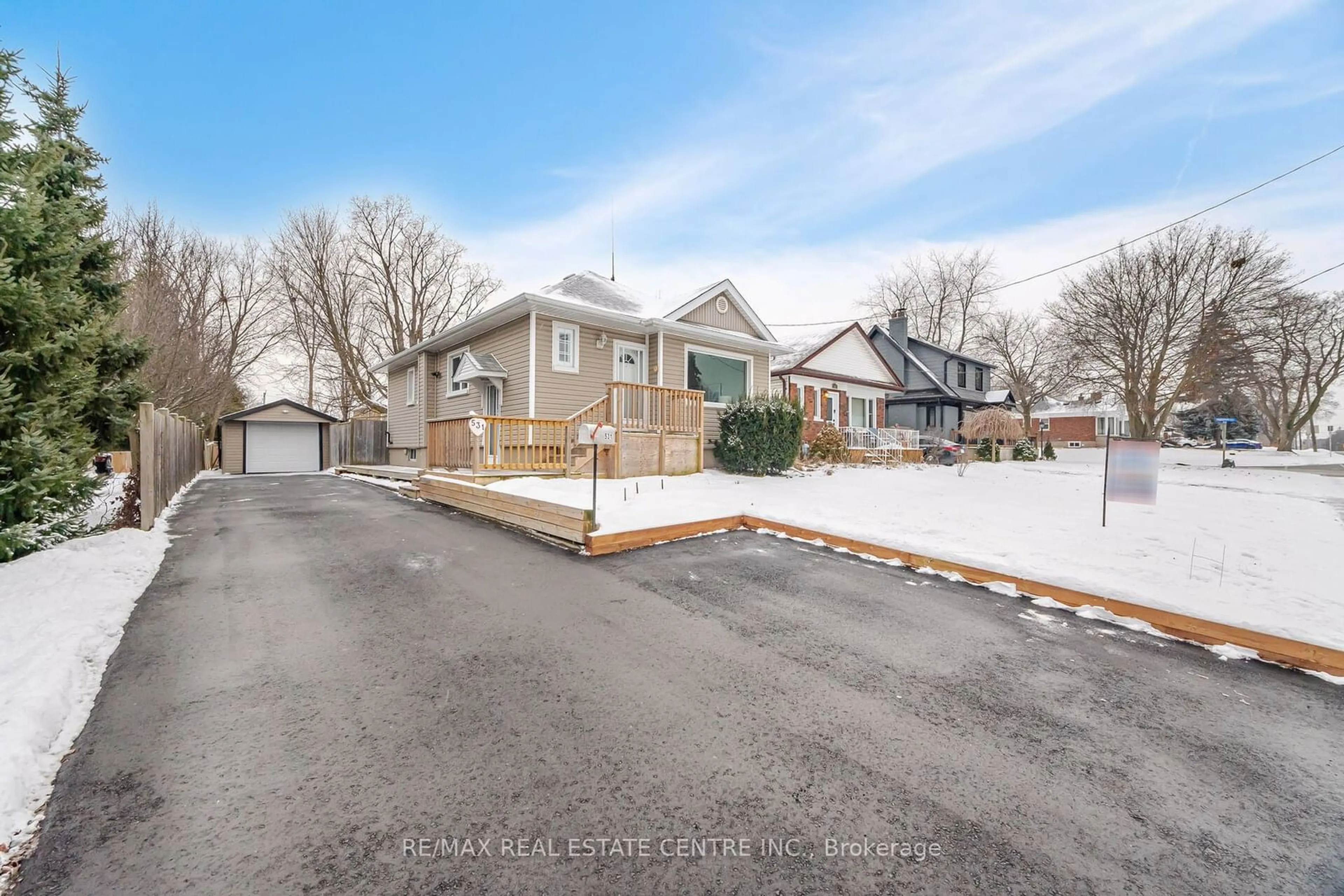 A pic from outside/outdoor area/front of a property/back of a property/a pic from drone, street for 531 King St, Oshawa Ontario L1H 1G2