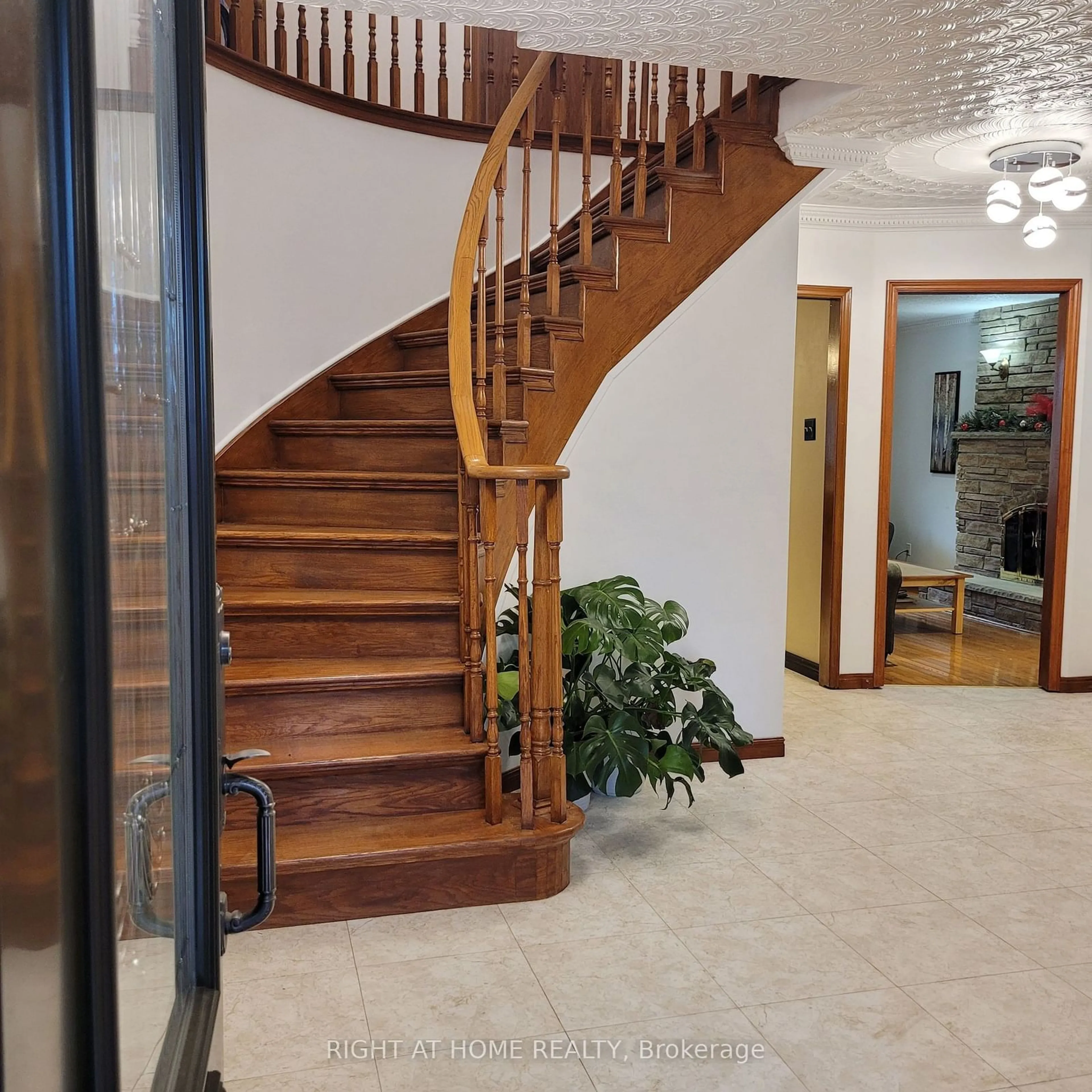 Indoor foyer for 436 Labrador Dr, Oshawa Ontario L1H 7E9