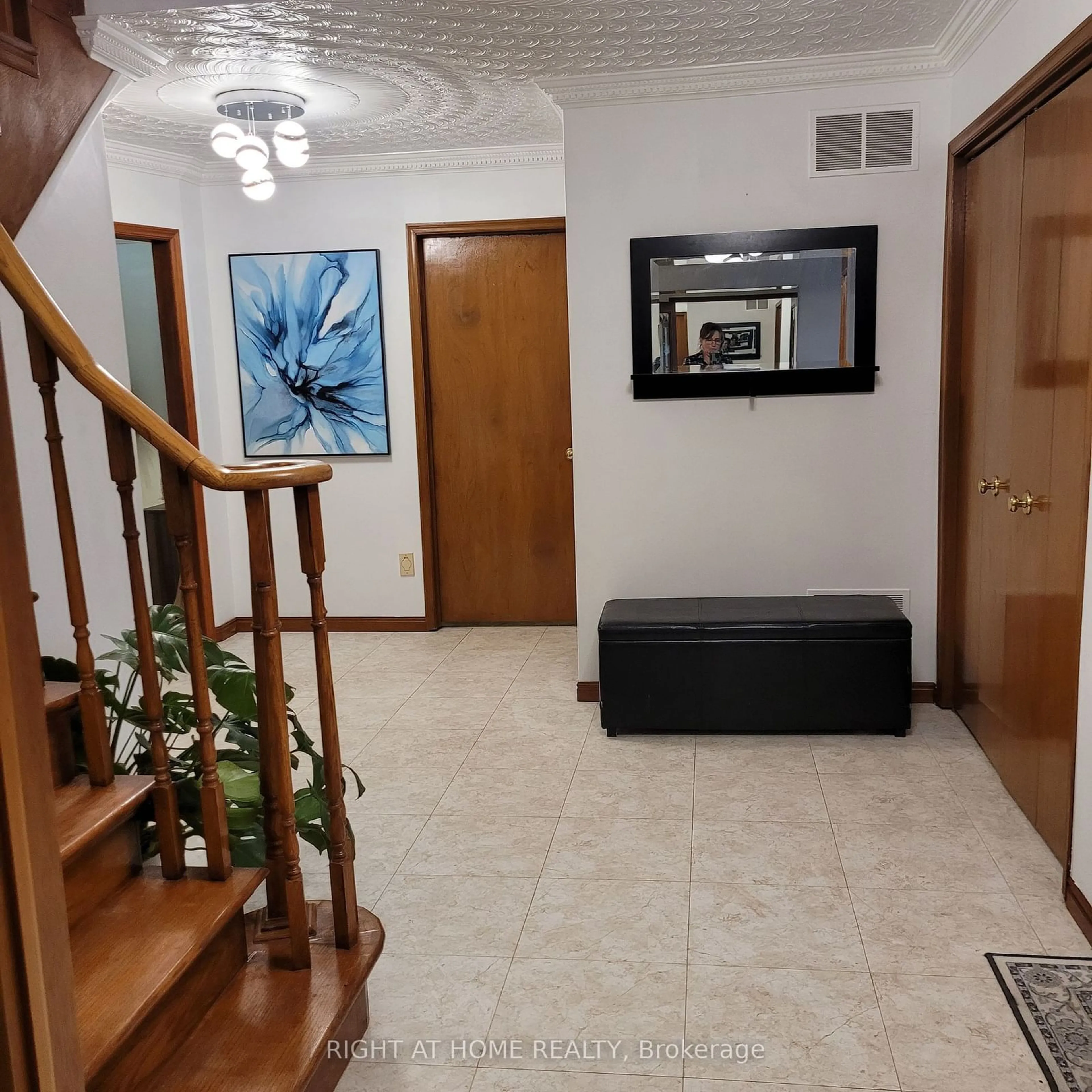 Indoor foyer for 436 Labrador Dr, Oshawa Ontario L1H 7E9