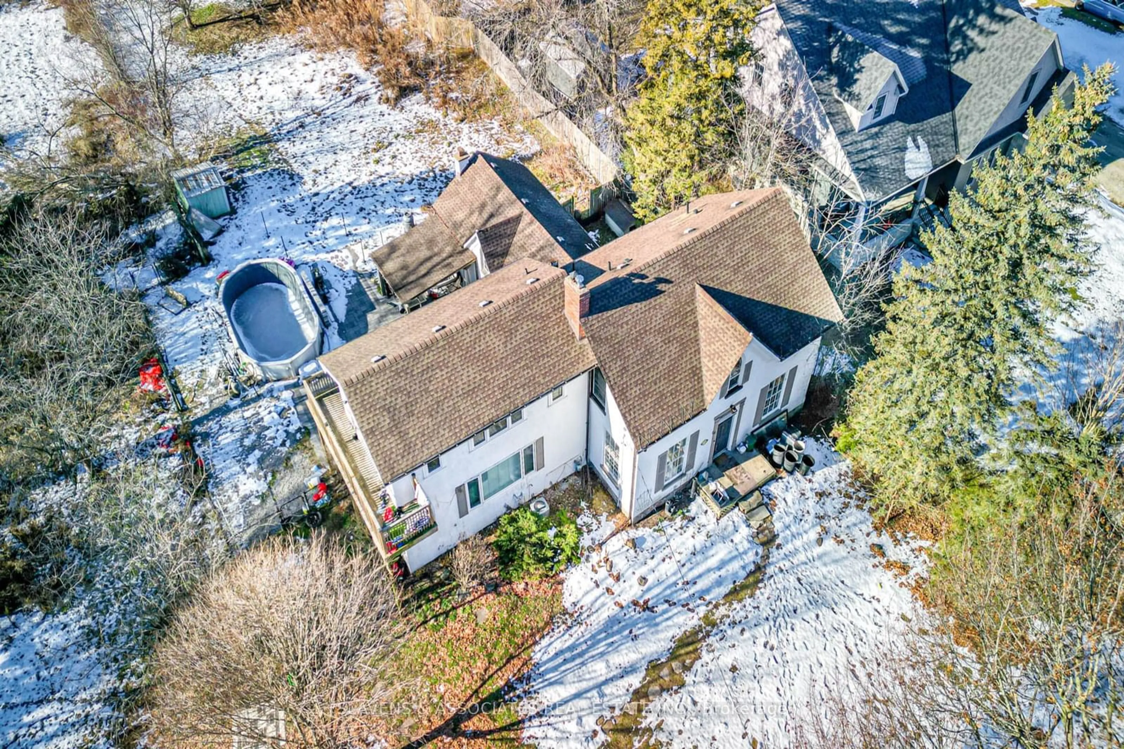 A pic from outside/outdoor area/front of a property/back of a property/a pic from drone, street for 136 King Lane, Clarington Ontario L0B 1J0