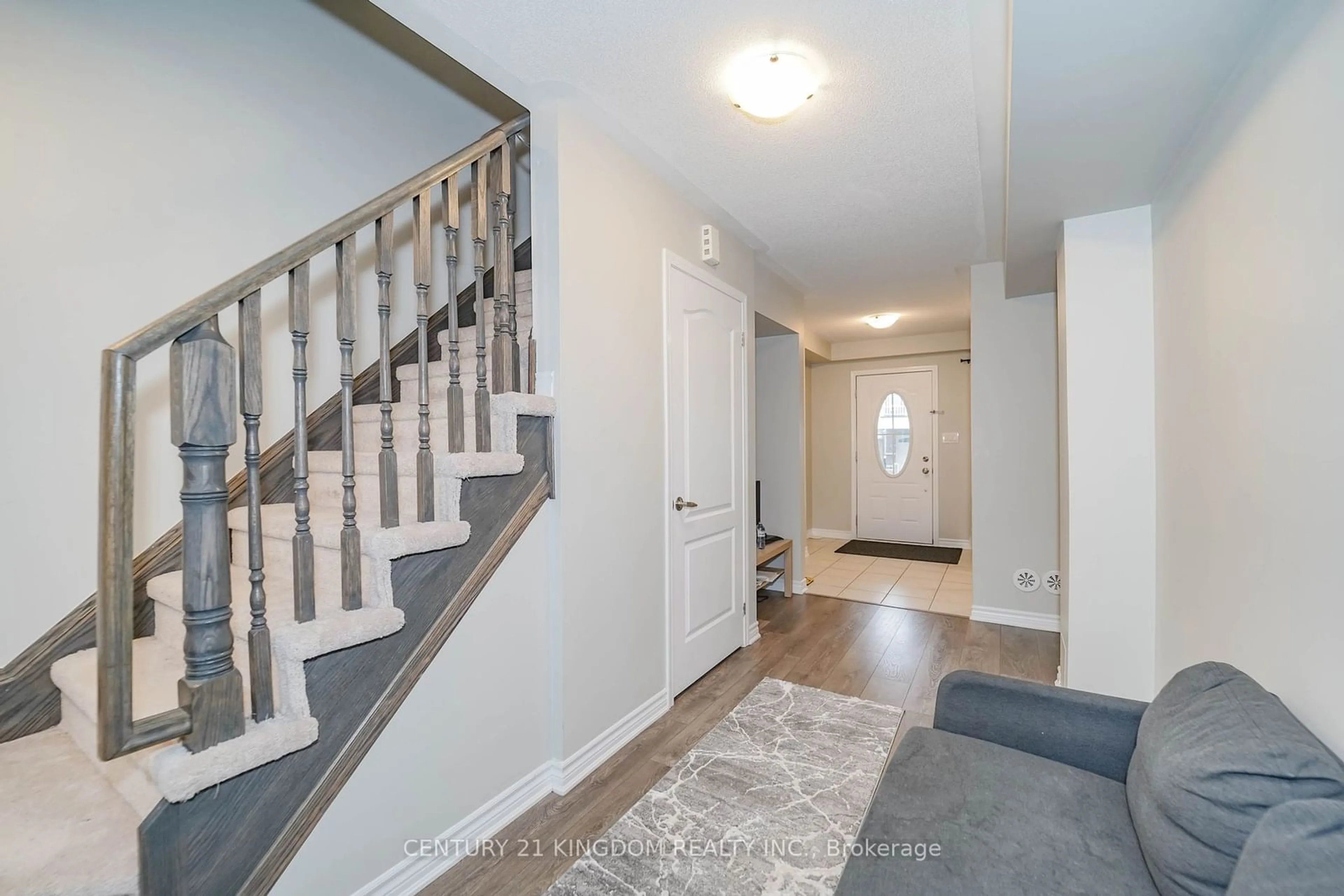 Indoor entryway for 1062 Clipper Lane, Pickering Ontario L1X 0E9