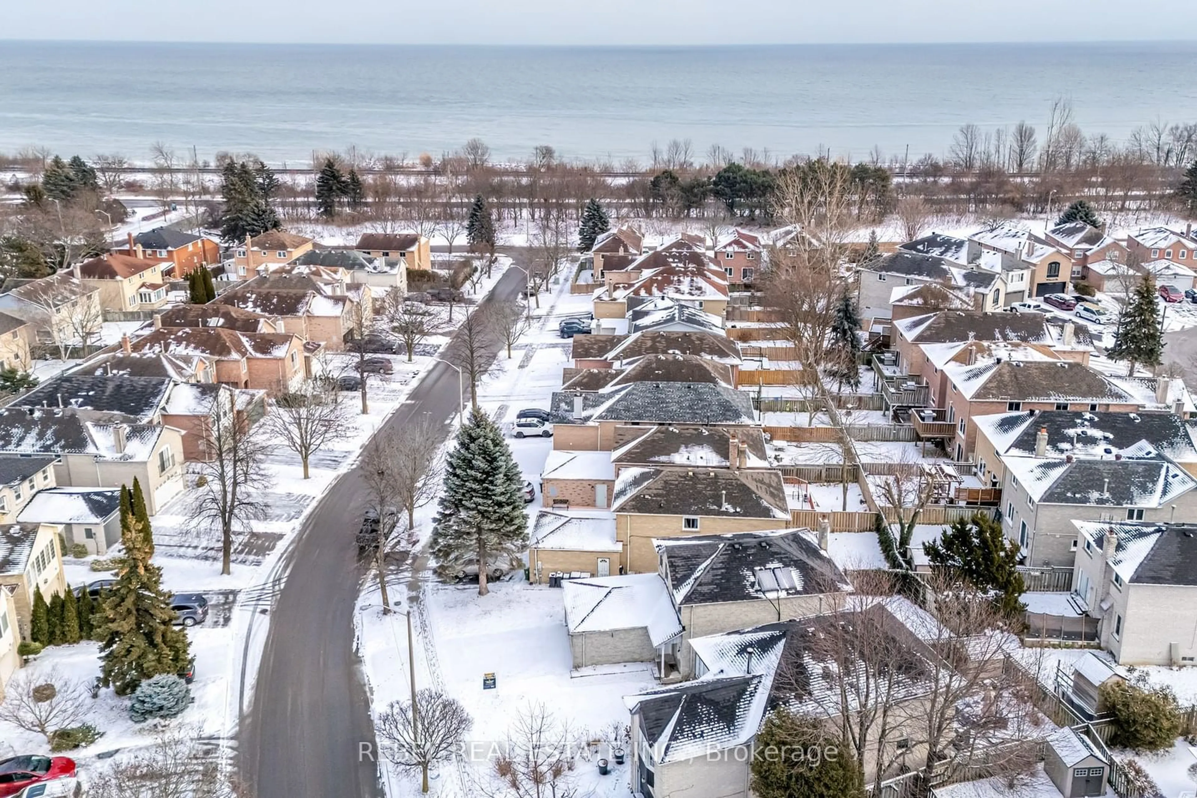 A pic from outside/outdoor area/front of a property/back of a property/a pic from drone, street for 25 Bornholm Dr, Toronto Ontario M1C 4P9