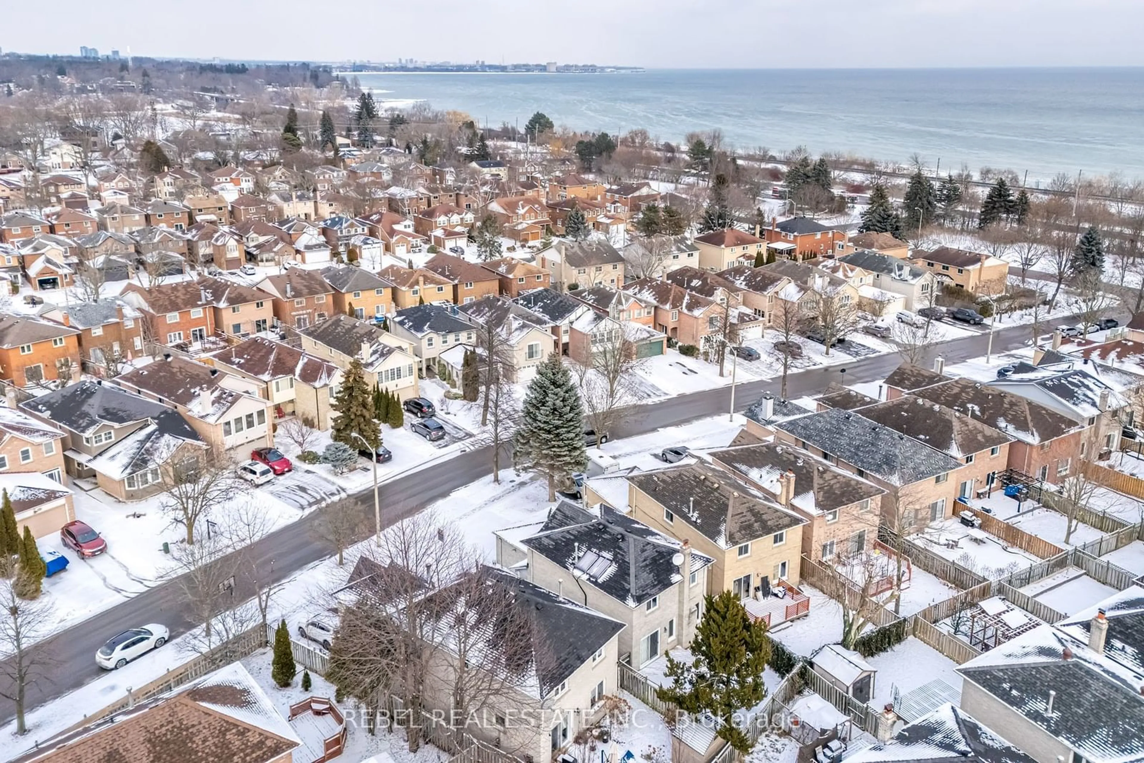 A pic from outside/outdoor area/front of a property/back of a property/a pic from drone, street for 25 Bornholm Dr, Toronto Ontario M1C 4P9