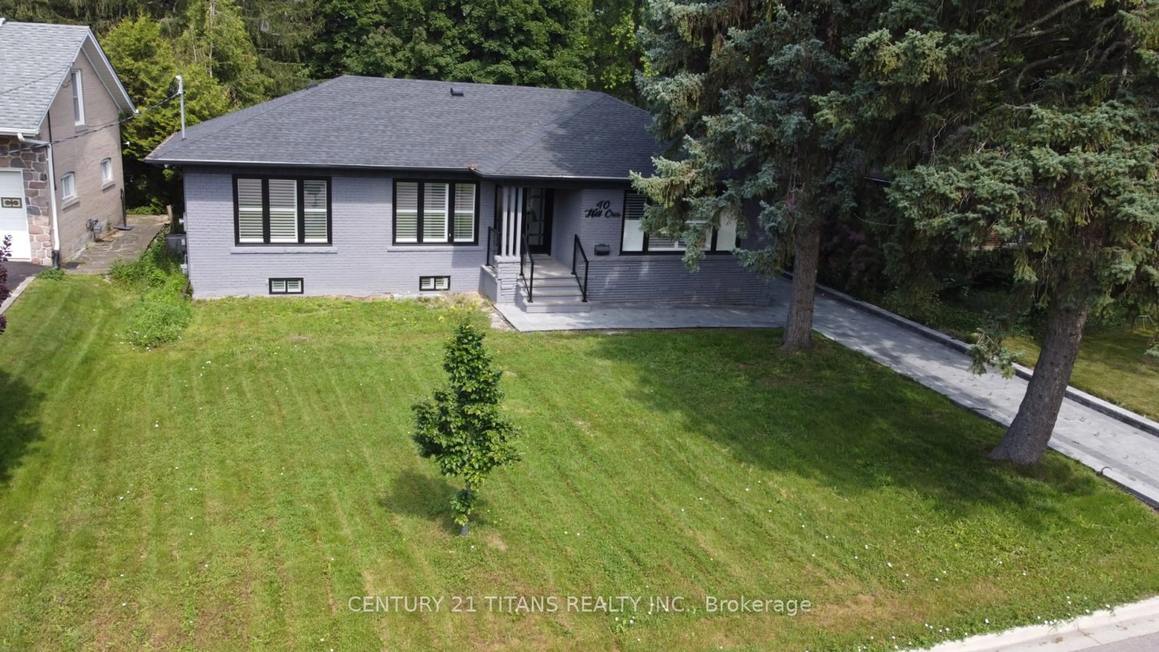 A pic from outside/outdoor area/front of a property/back of a property/a pic from drone, street for 40 Hill Cres, Toronto Ontario M1M 1J2