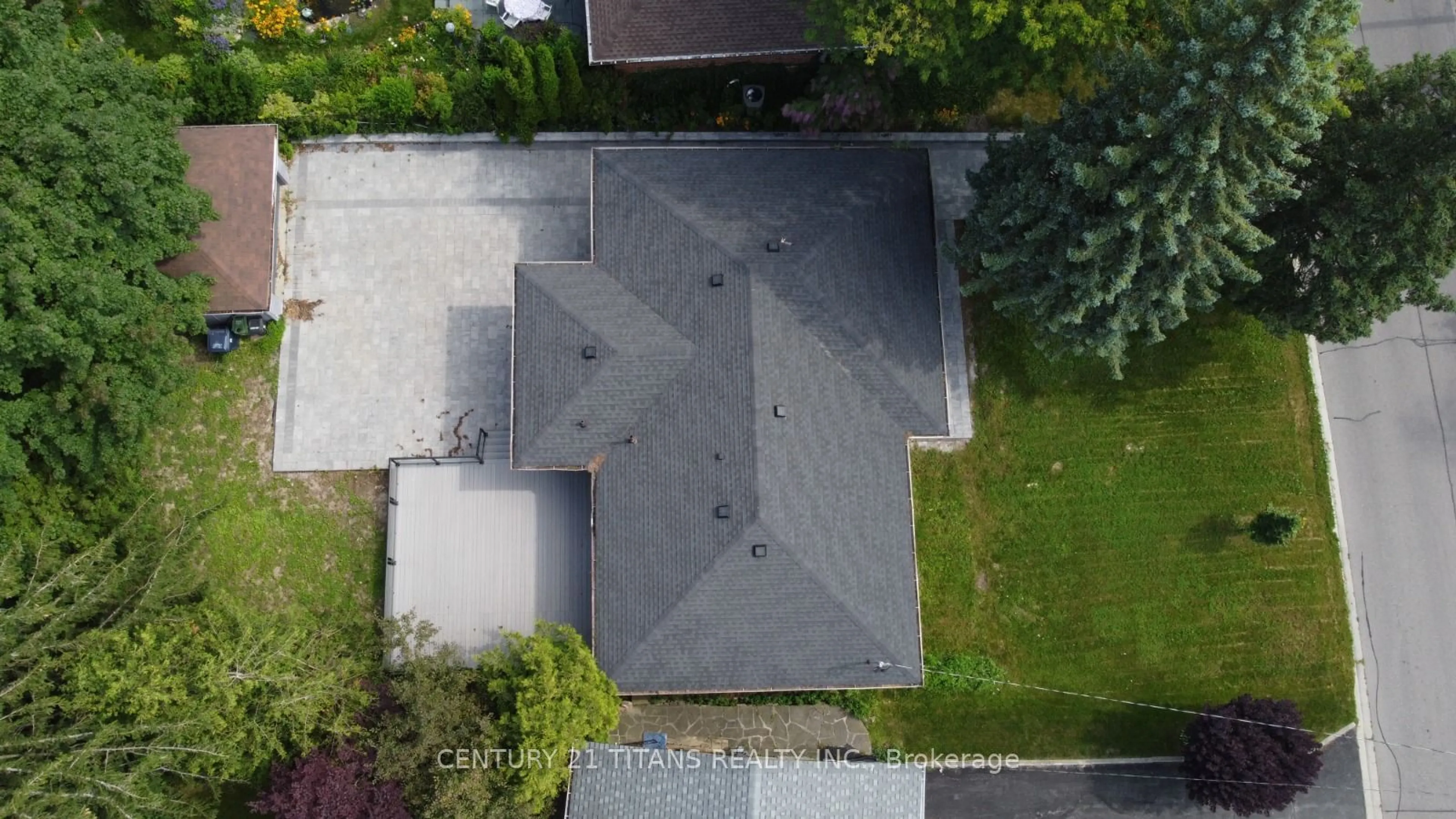 A pic from outside/outdoor area/front of a property/back of a property/a pic from drone, street for 40 Hill Cres, Toronto Ontario M1M 1J2