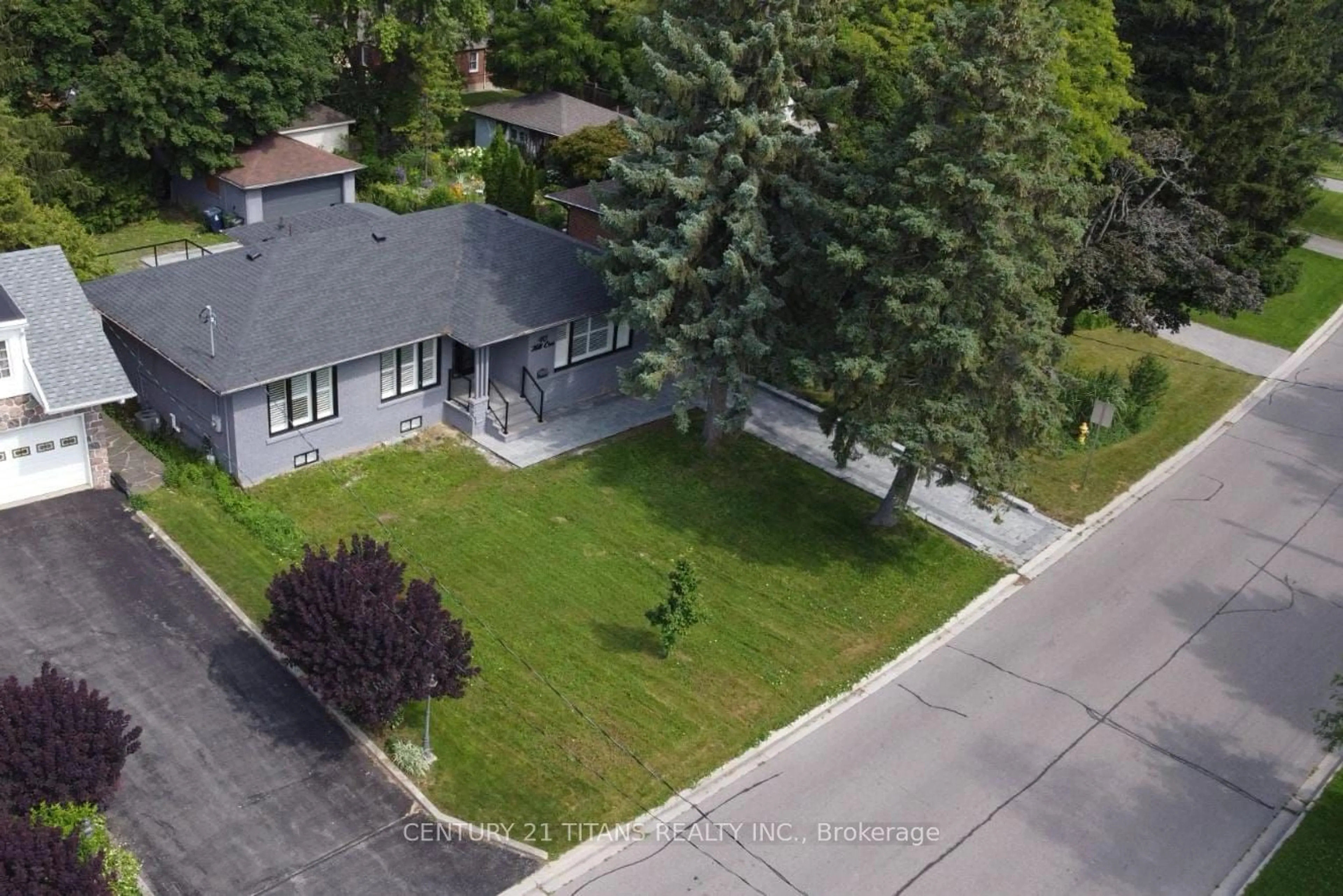 A pic from outside/outdoor area/front of a property/back of a property/a pic from drone, street for 40 Hill Cres, Toronto Ontario M1M 1J2