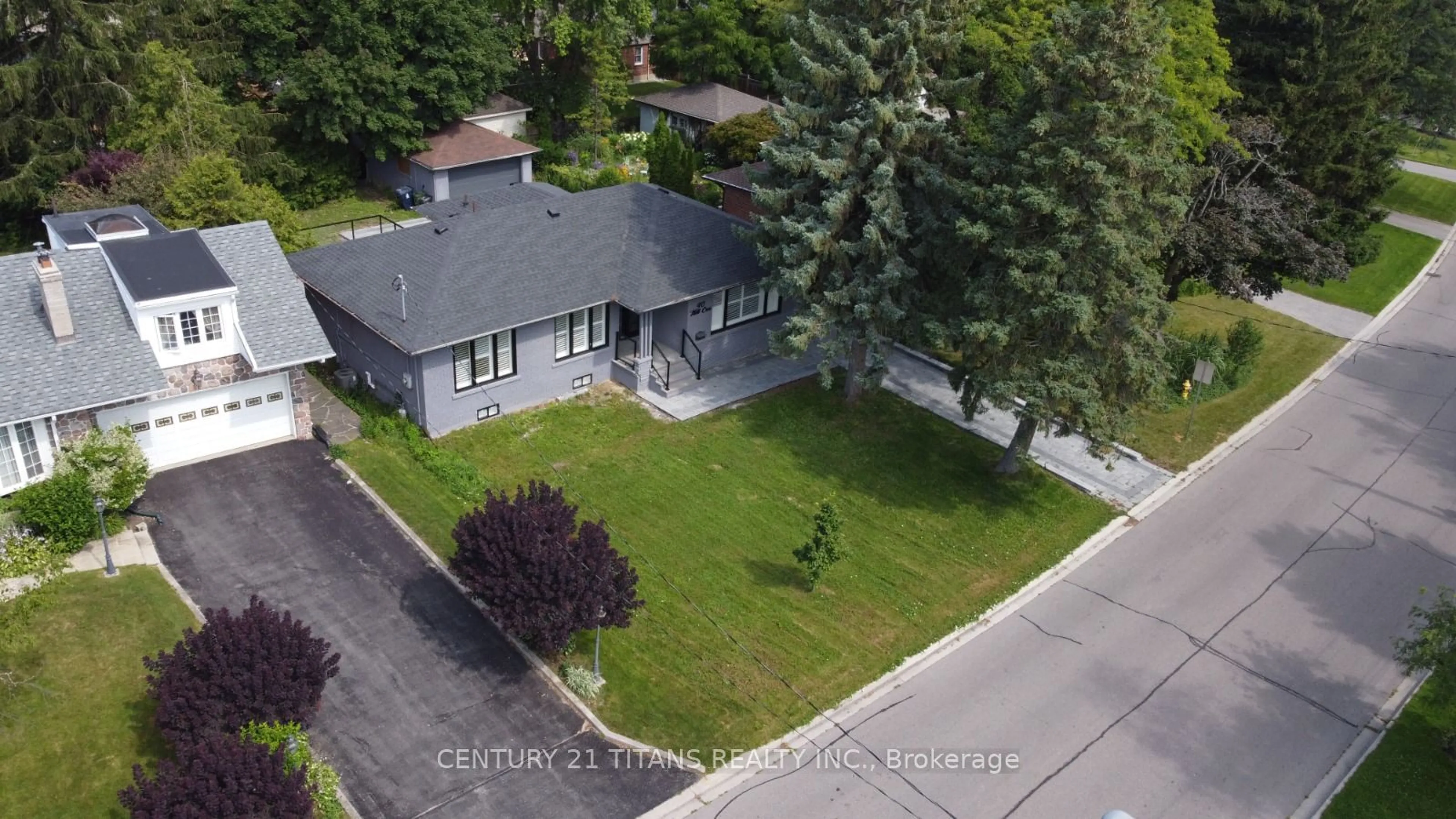 A pic from outside/outdoor area/front of a property/back of a property/a pic from drone, street for 40 Hill Cres, Toronto Ontario M1M 1J2