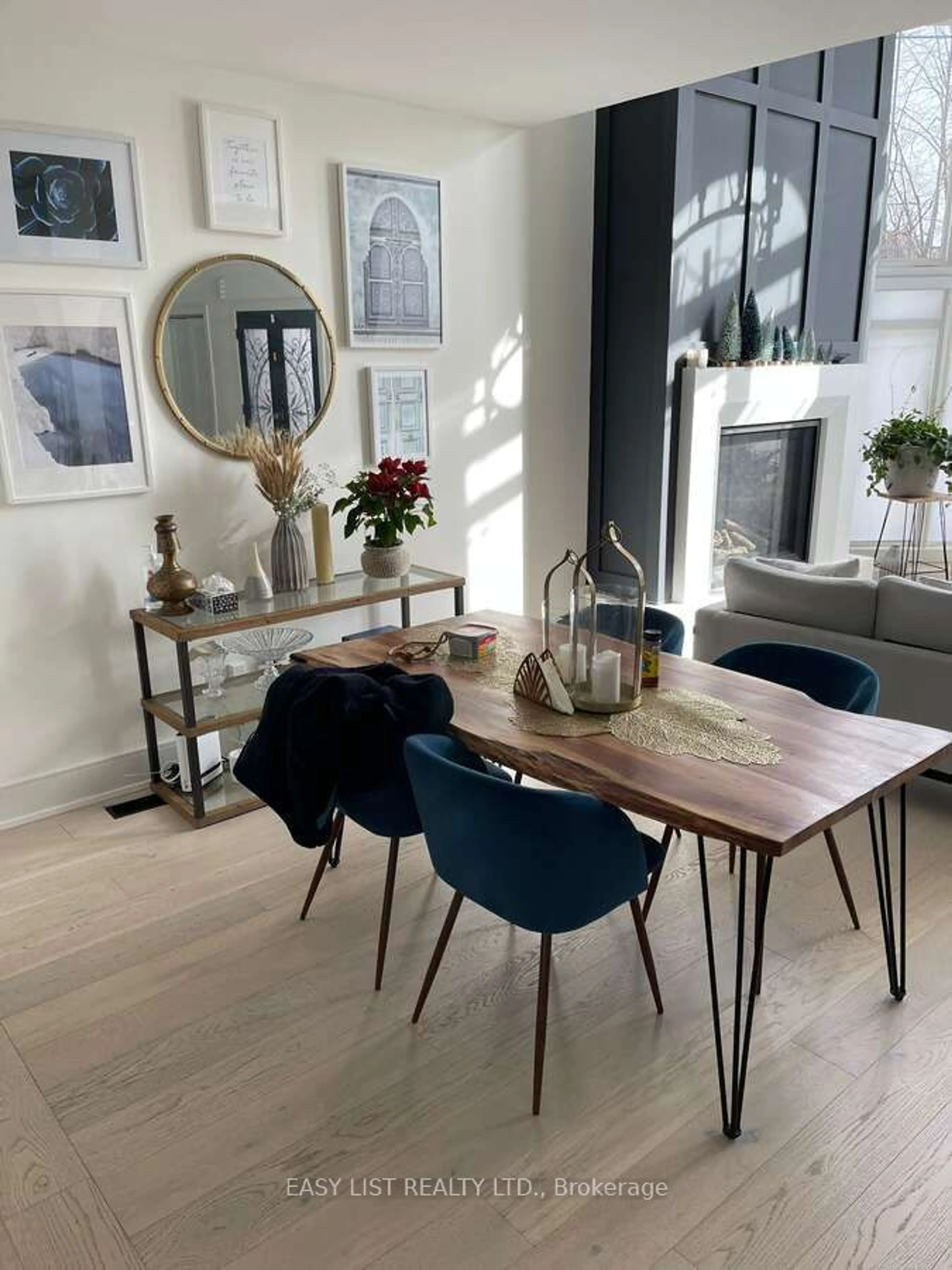 Dining room, wood/laminate floor for 6 Devonridge Cres, Toronto Ontario M1C 5B1