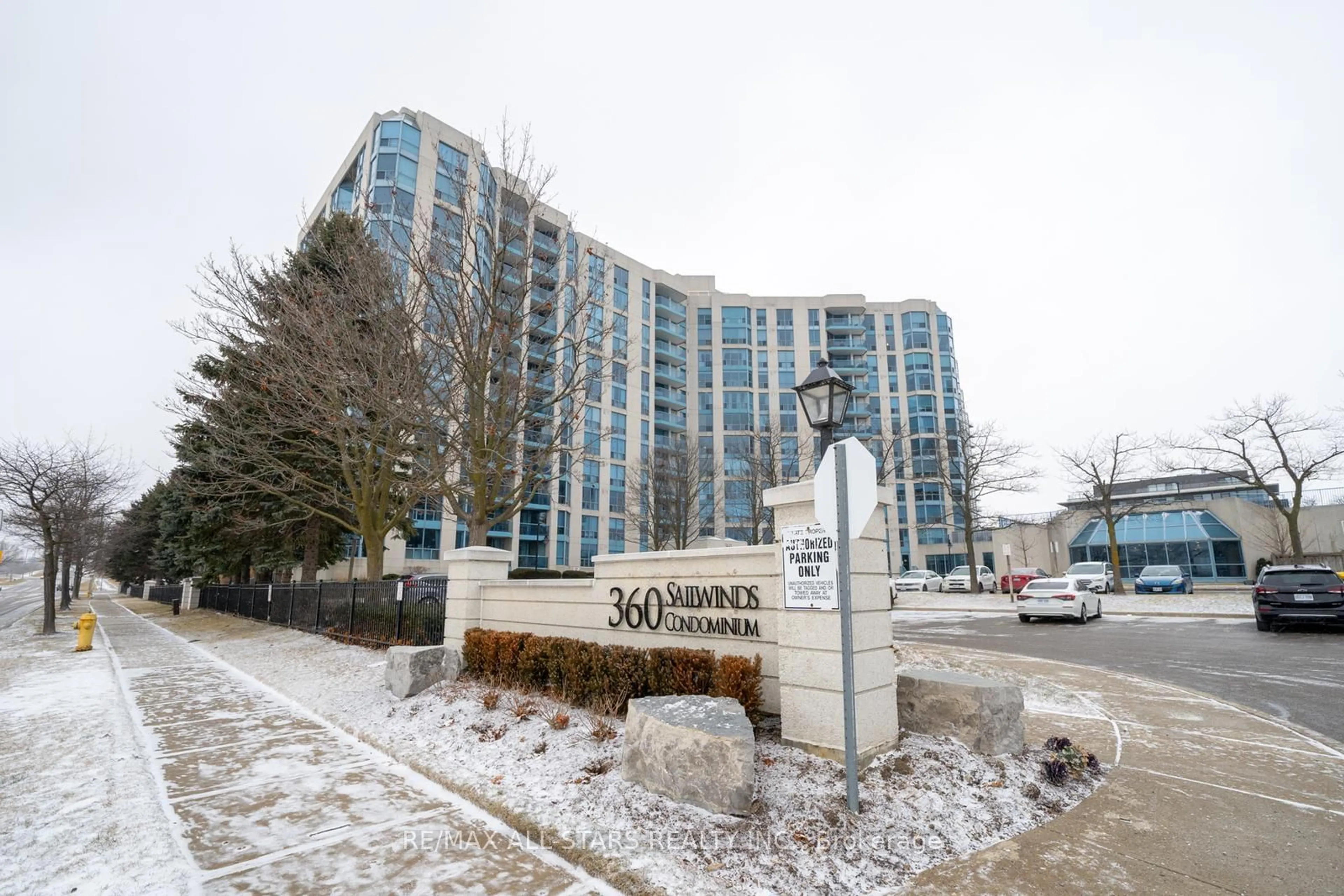 Indoor foyer for 360 Watson St #708, Whitby Ontario L1N 9G2