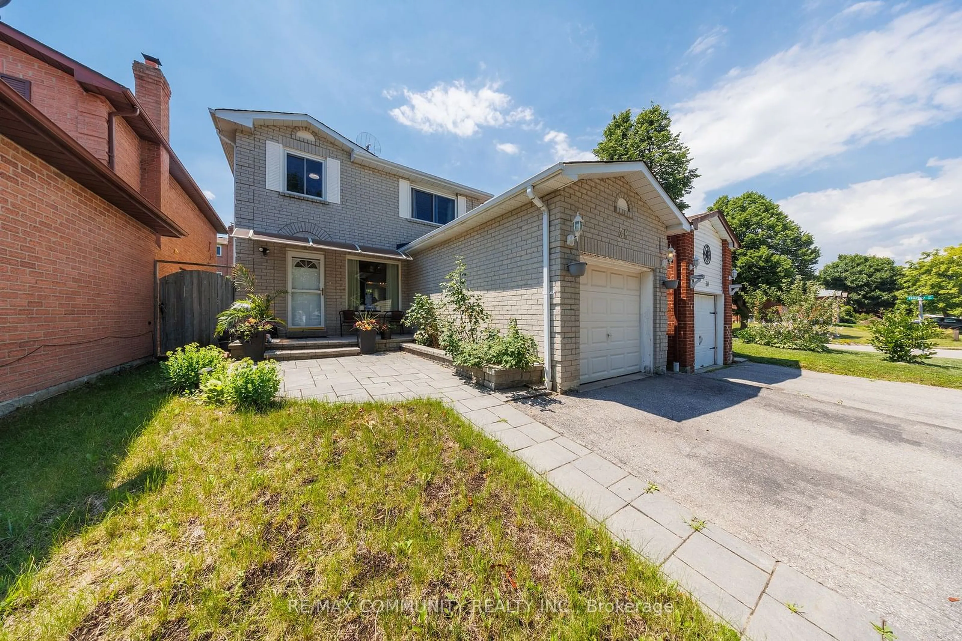 A pic from outside/outdoor area/front of a property/back of a property/a pic from drone, street for 28 Trawley Cres, Ajax Ontario L1S 5Y6