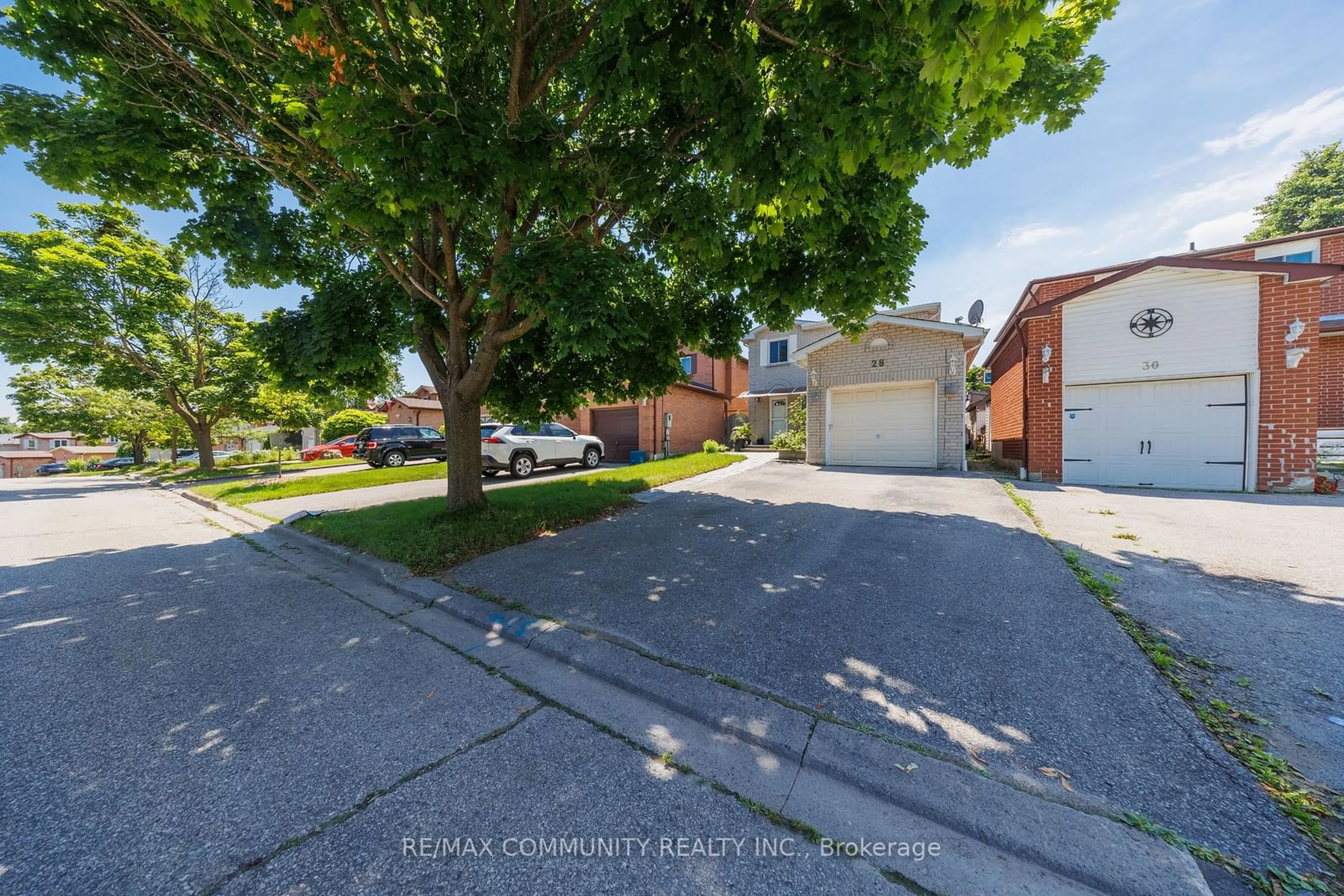 A pic from outside/outdoor area/front of a property/back of a property/a pic from drone, street for 28 Trawley Cres, Ajax Ontario L1S 5Y6