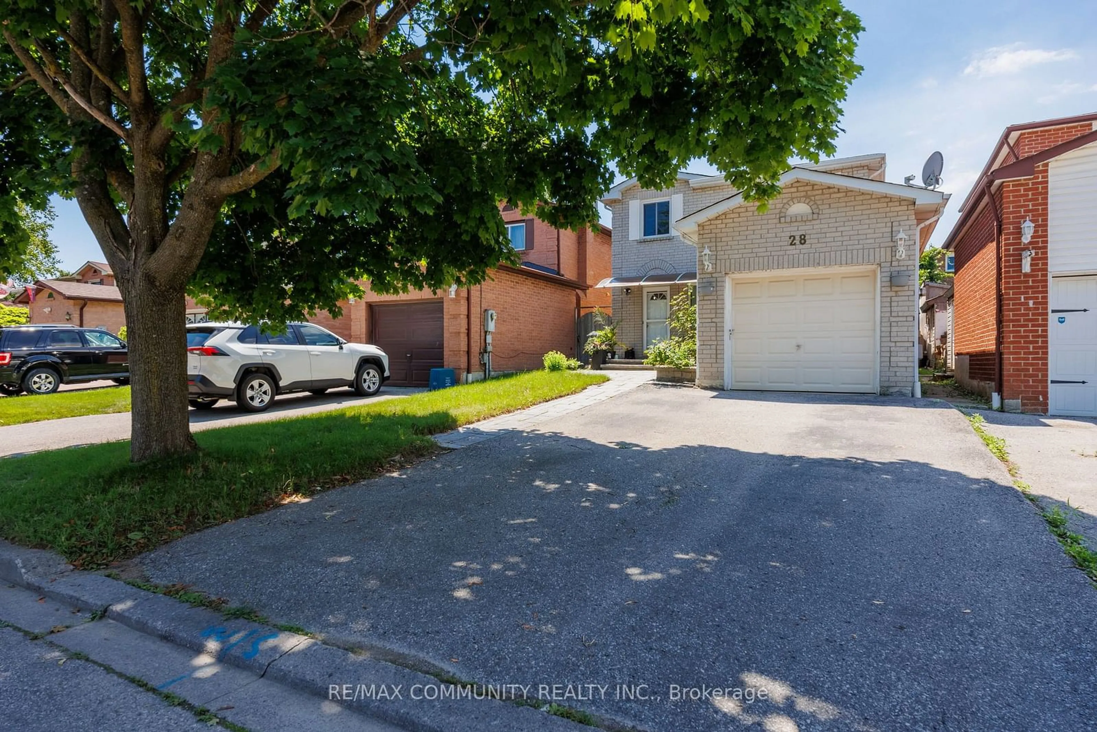 A pic from outside/outdoor area/front of a property/back of a property/a pic from drone, street for 28 Trawley Cres, Ajax Ontario L1S 5Y6