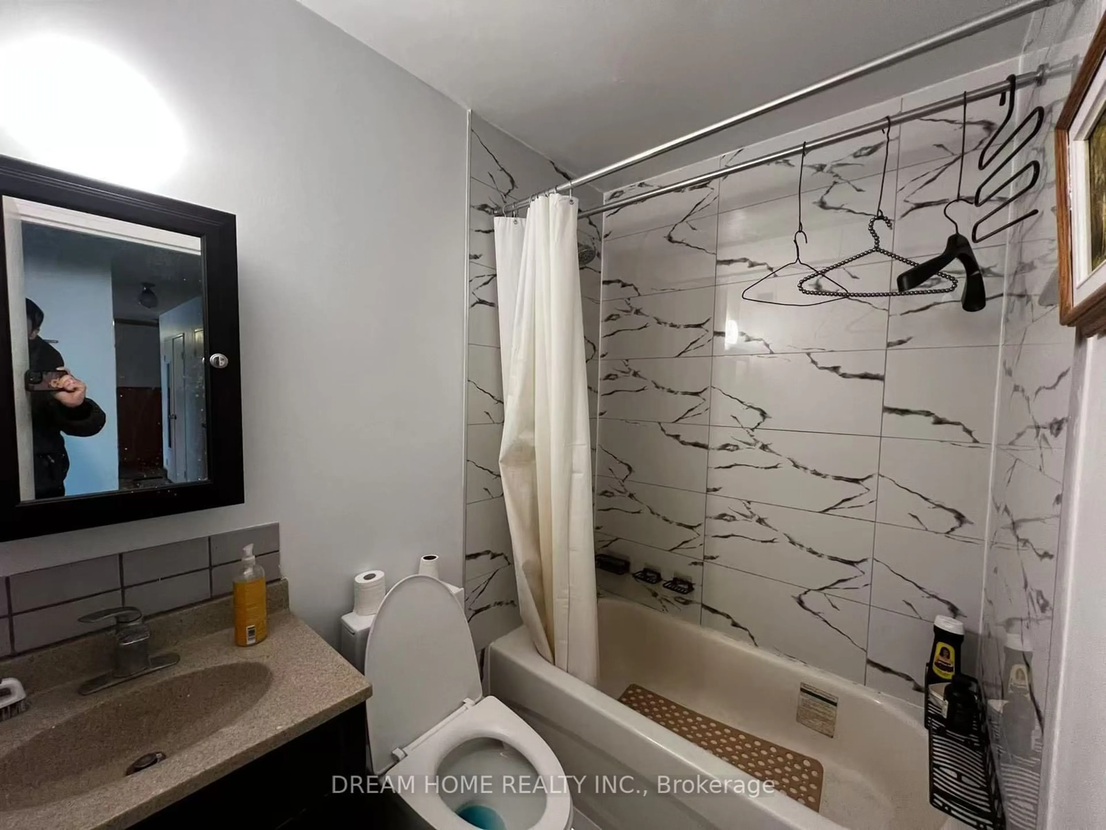 Standard bathroom, ceramic/tile floor for 100 Dundalk Dr #209, Toronto Ontario M1P 4V2