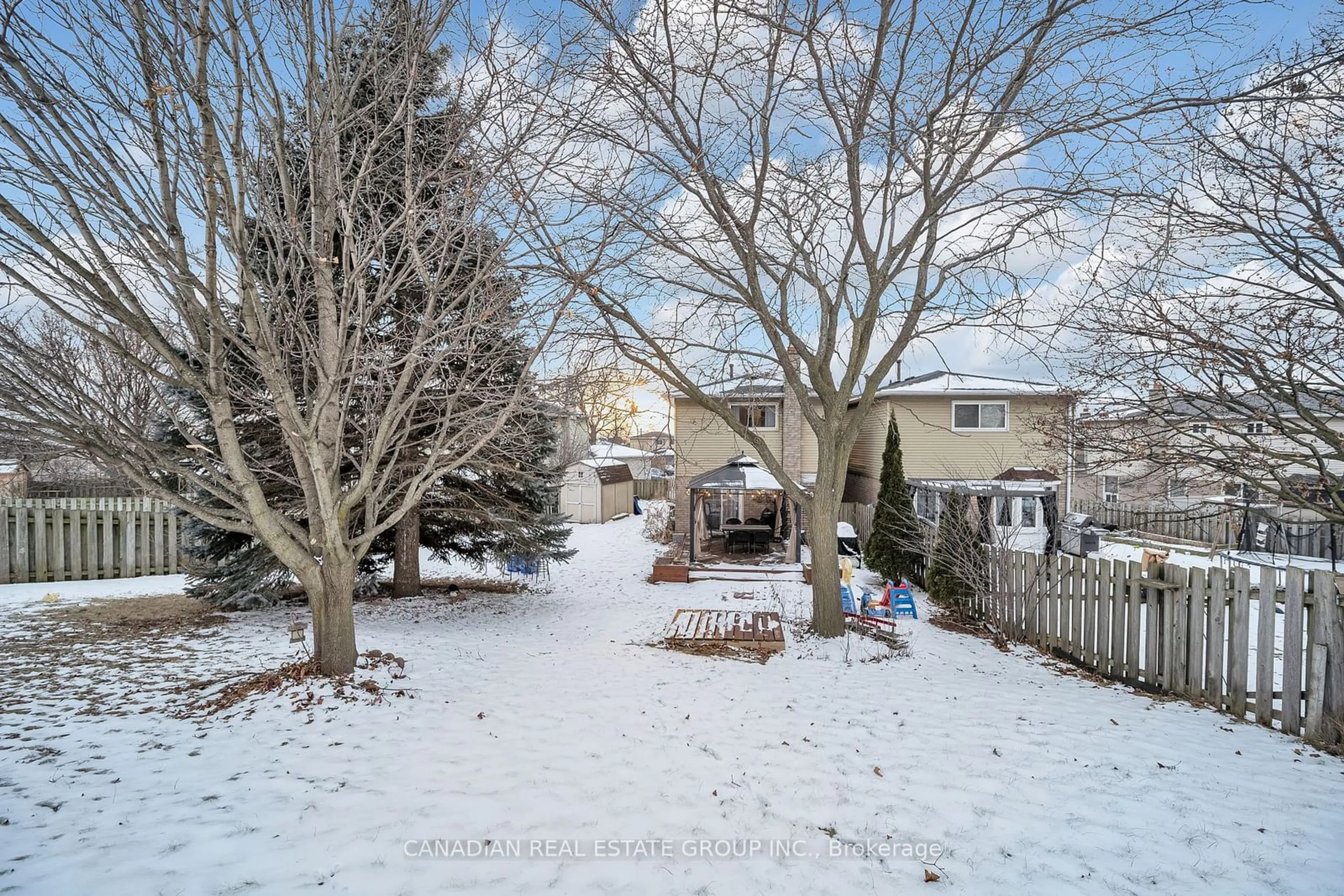 A pic from outside/outdoor area/front of a property/back of a property/a pic from drone, street for 1242 Delmark Crt, Oshawa Ontario L1H 8K6