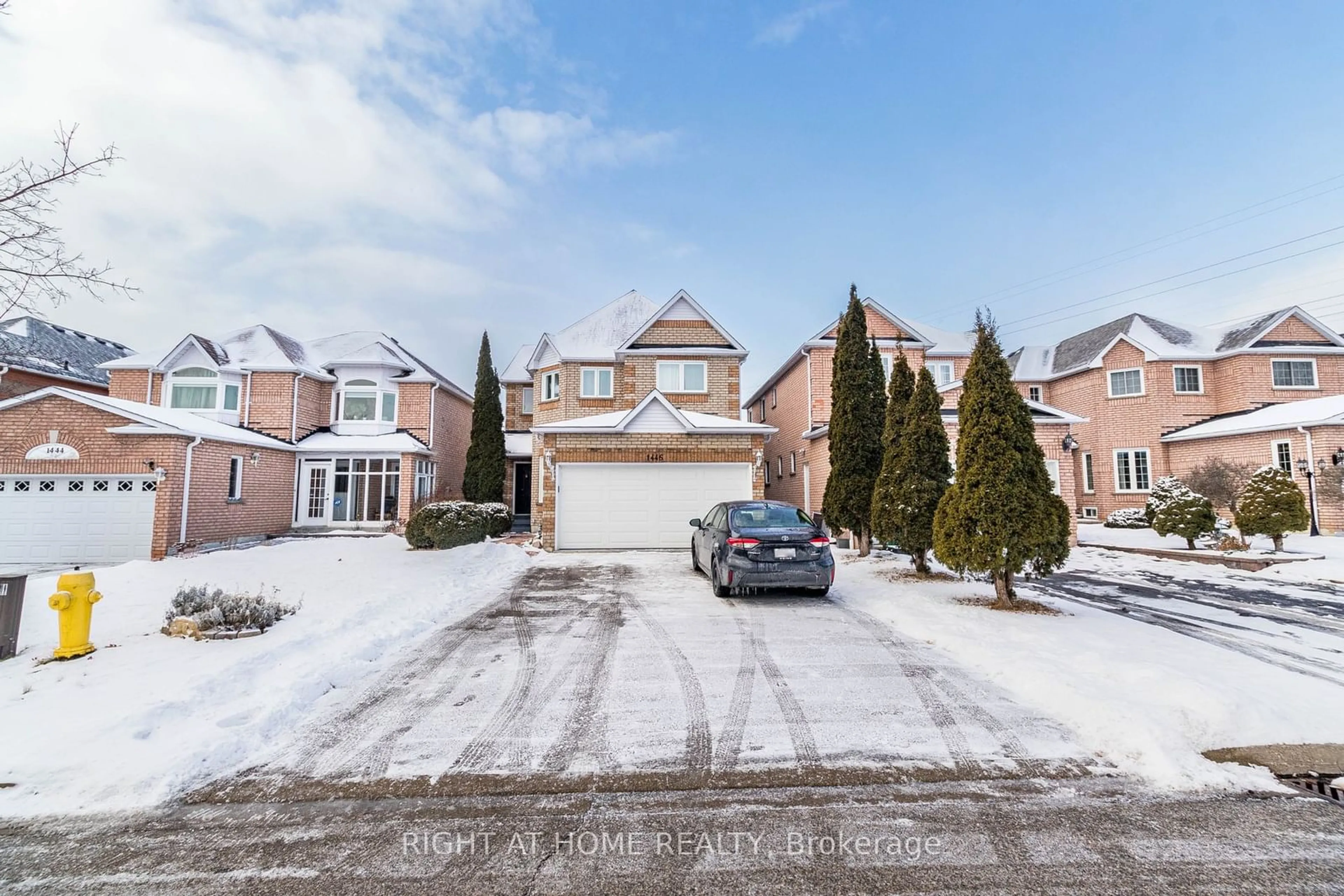 A pic from outside/outdoor area/front of a property/back of a property/a pic from drone, street for 1446 Sandhurst Cres, Pickering Ontario L1V 6Y8