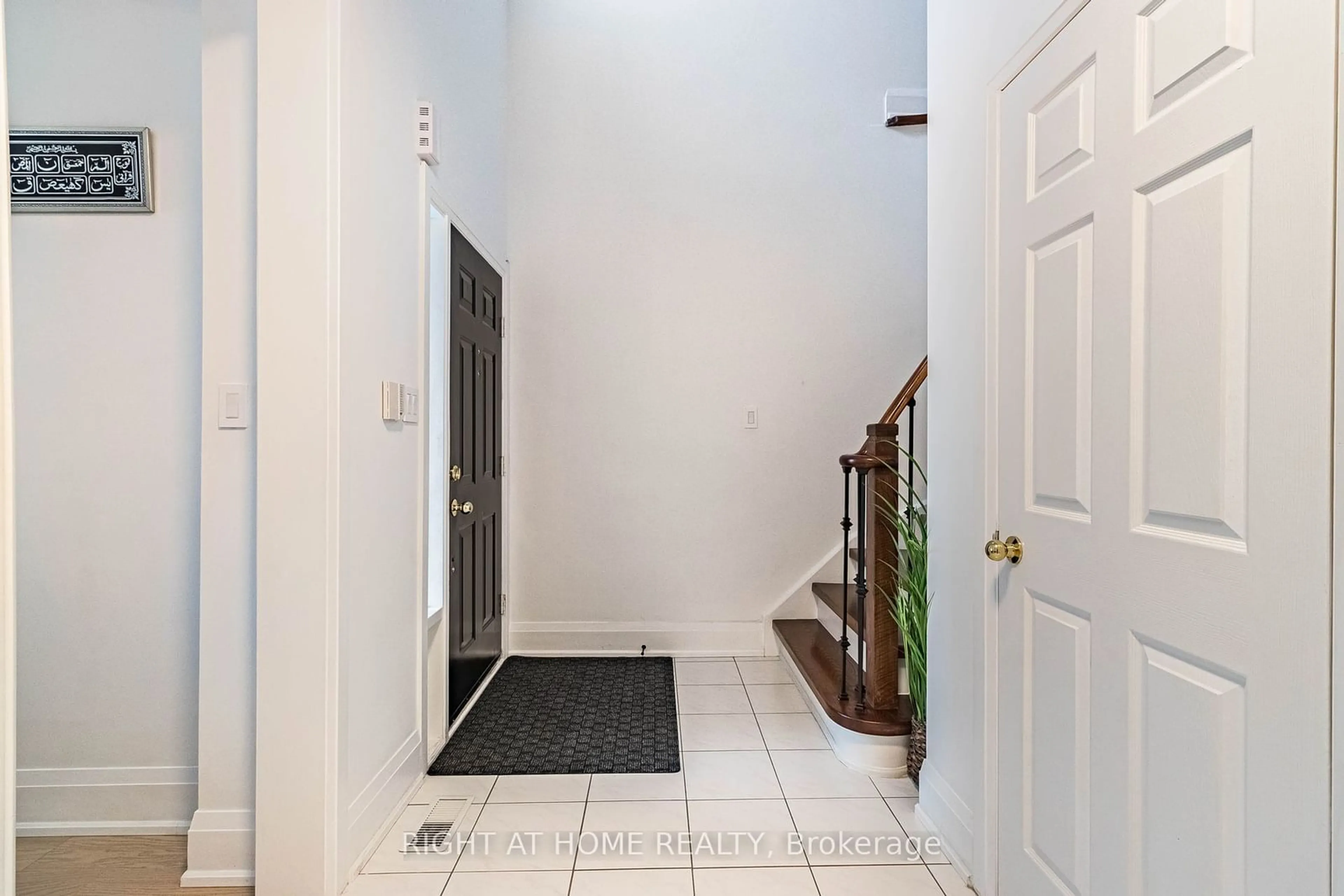 Indoor entryway for 1446 Sandhurst Cres, Pickering Ontario L1V 6Y8