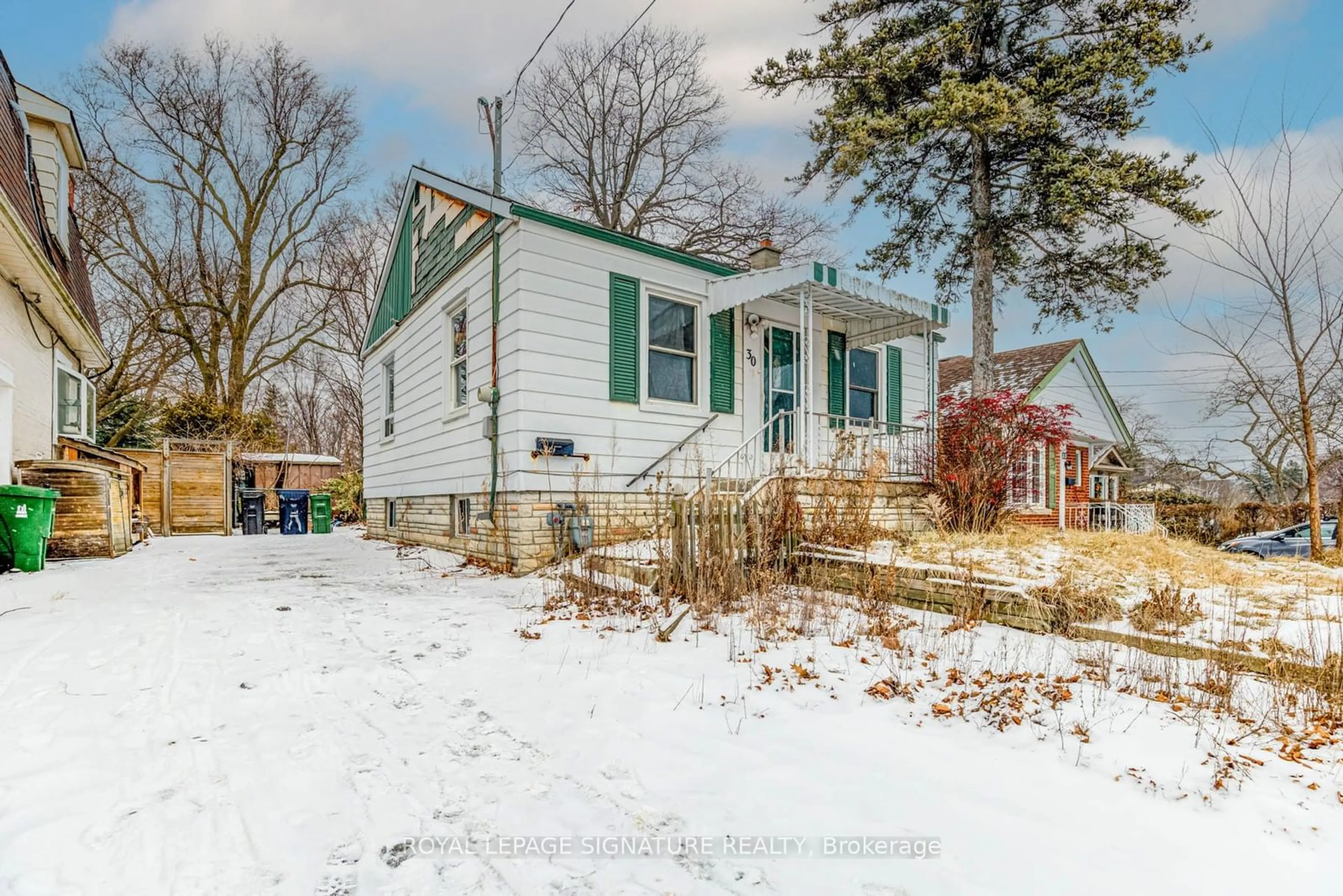 A pic from outside/outdoor area/front of a property/back of a property/a pic from drone, street for 30 Freeman St, Toronto Ontario M1N 2C1