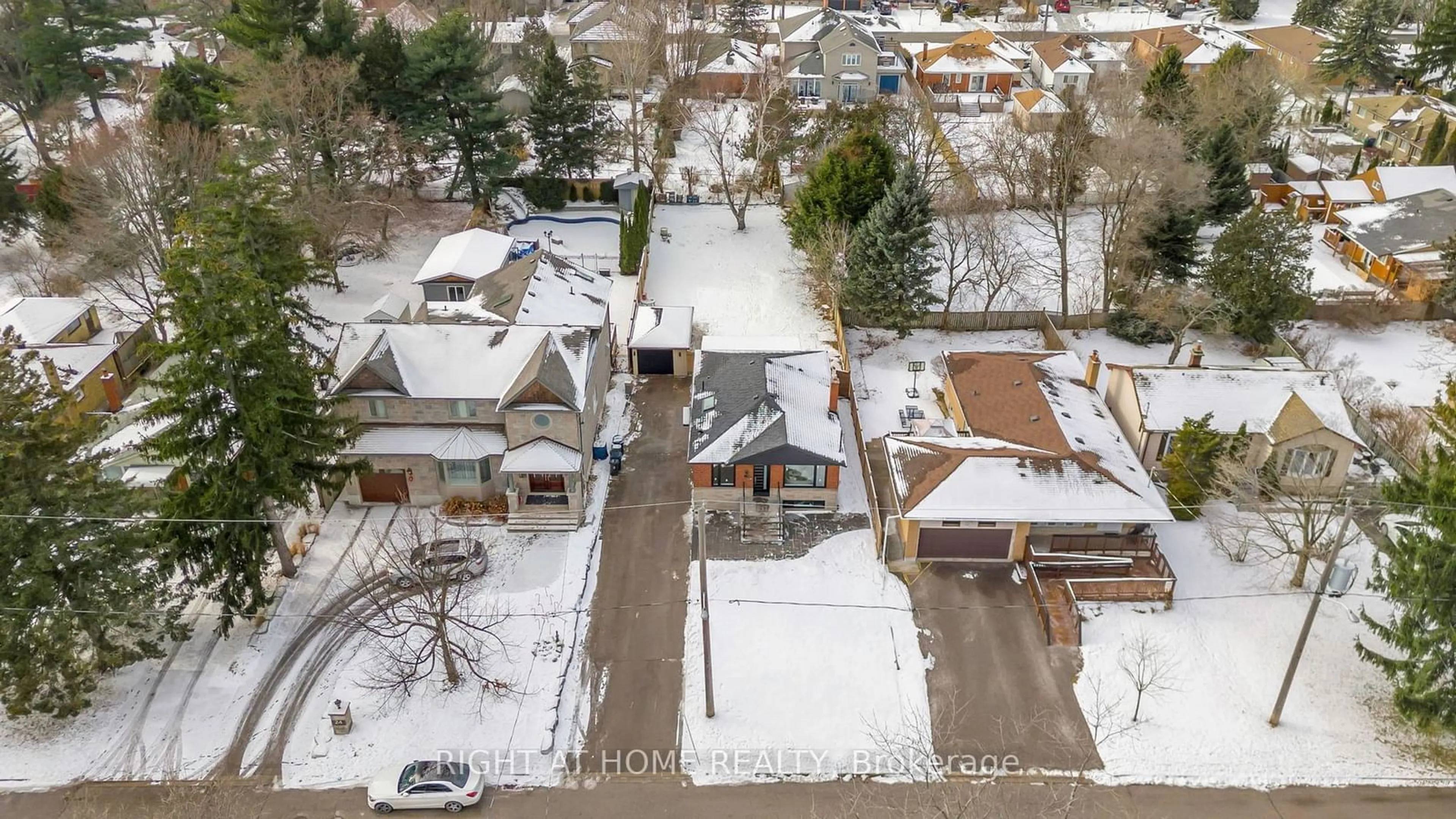 A pic from outside/outdoor area/front of a property/back of a property/a pic from drone, street for 26 Mcmillan Ave, Toronto Ontario M1E 4B5