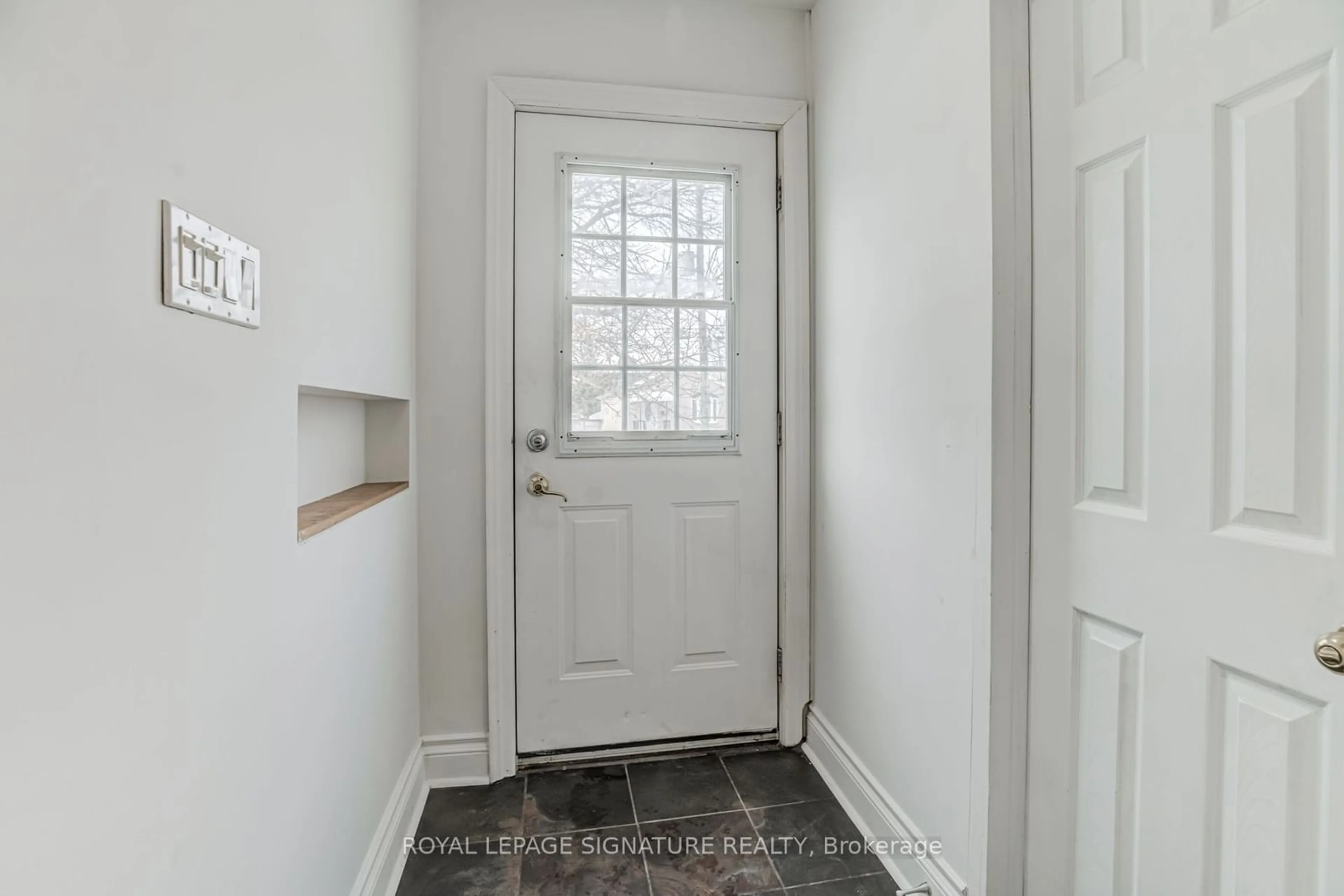 Indoor entryway for 297 Kennedy Rd, Toronto Ontario M1N 3P6