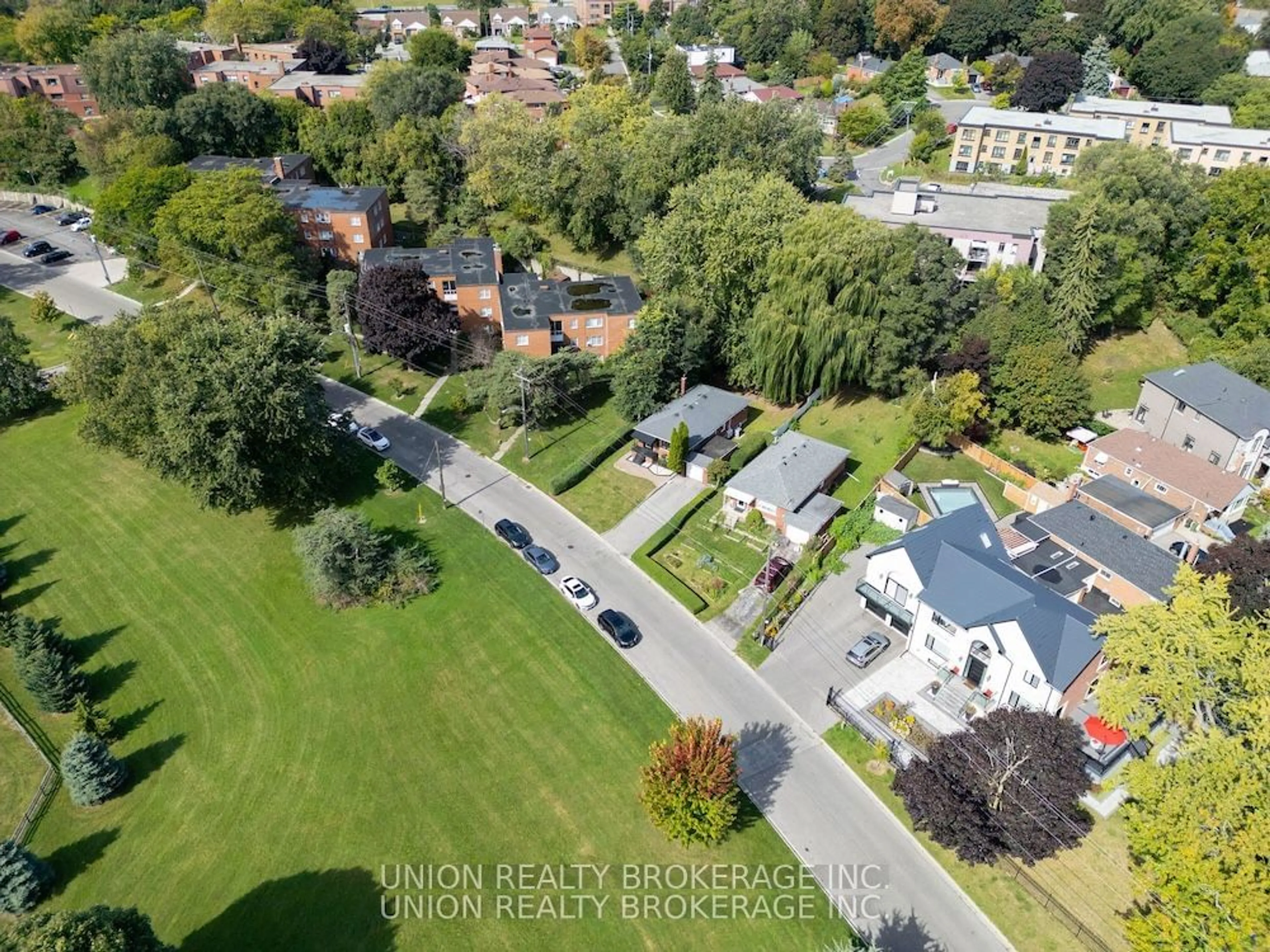 A pic from outside/outdoor area/front of a property/back of a property/a pic from drone, street for 28 Fishleigh Dr, Toronto Ontario M1N 1G9