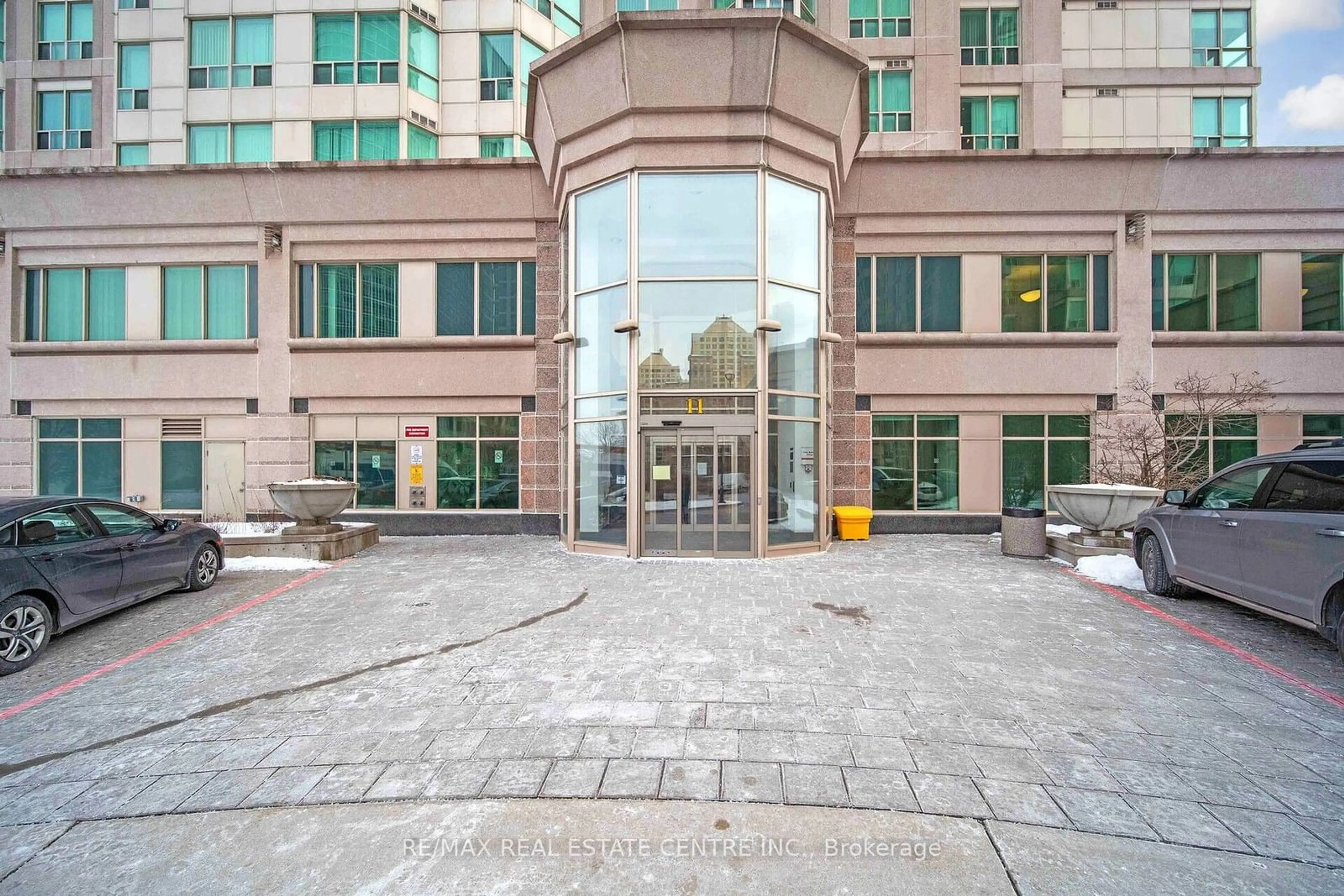 Indoor foyer for 11 Lee Centre Dr #603, Toronto Ontario M1H 3J5