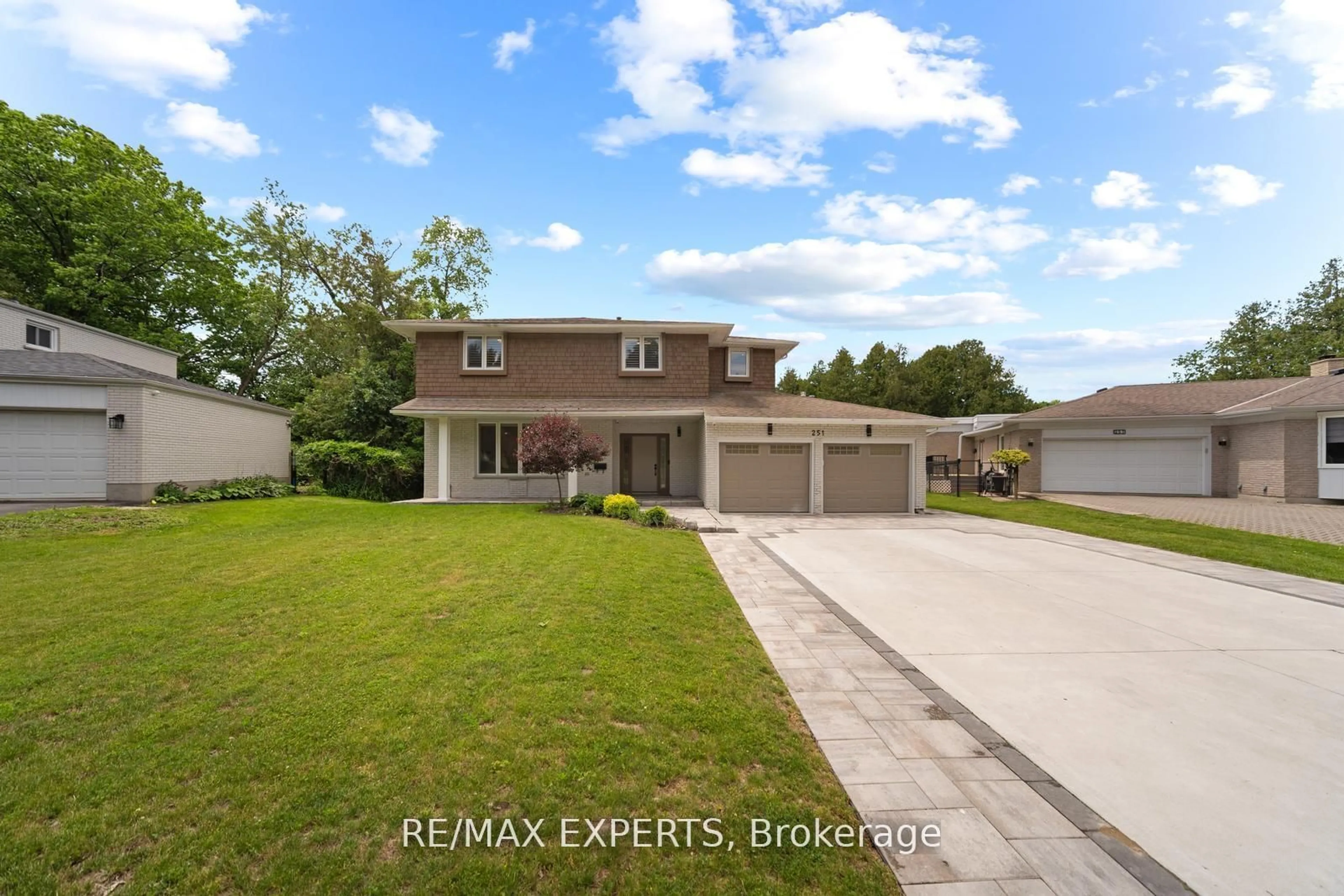 A pic from outside/outdoor area/front of a property/back of a property/a pic from drone, street for 251 Sherwood Crt, Oshawa Ontario L1G 6P5