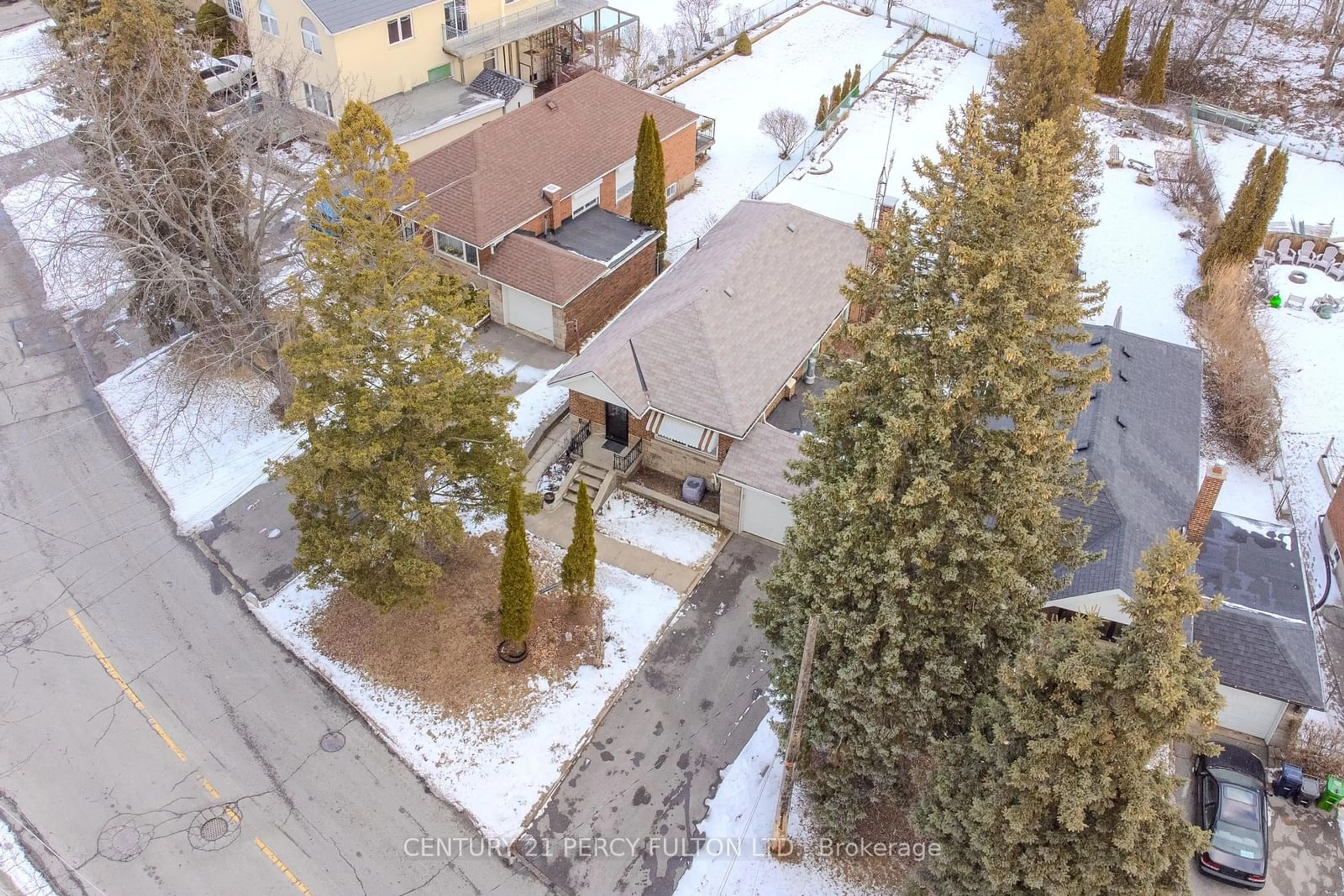 A pic from outside/outdoor area/front of a property/back of a property/a pic from drone, street for 63 Midland Ave, Toronto Ontario M1N 3Z8