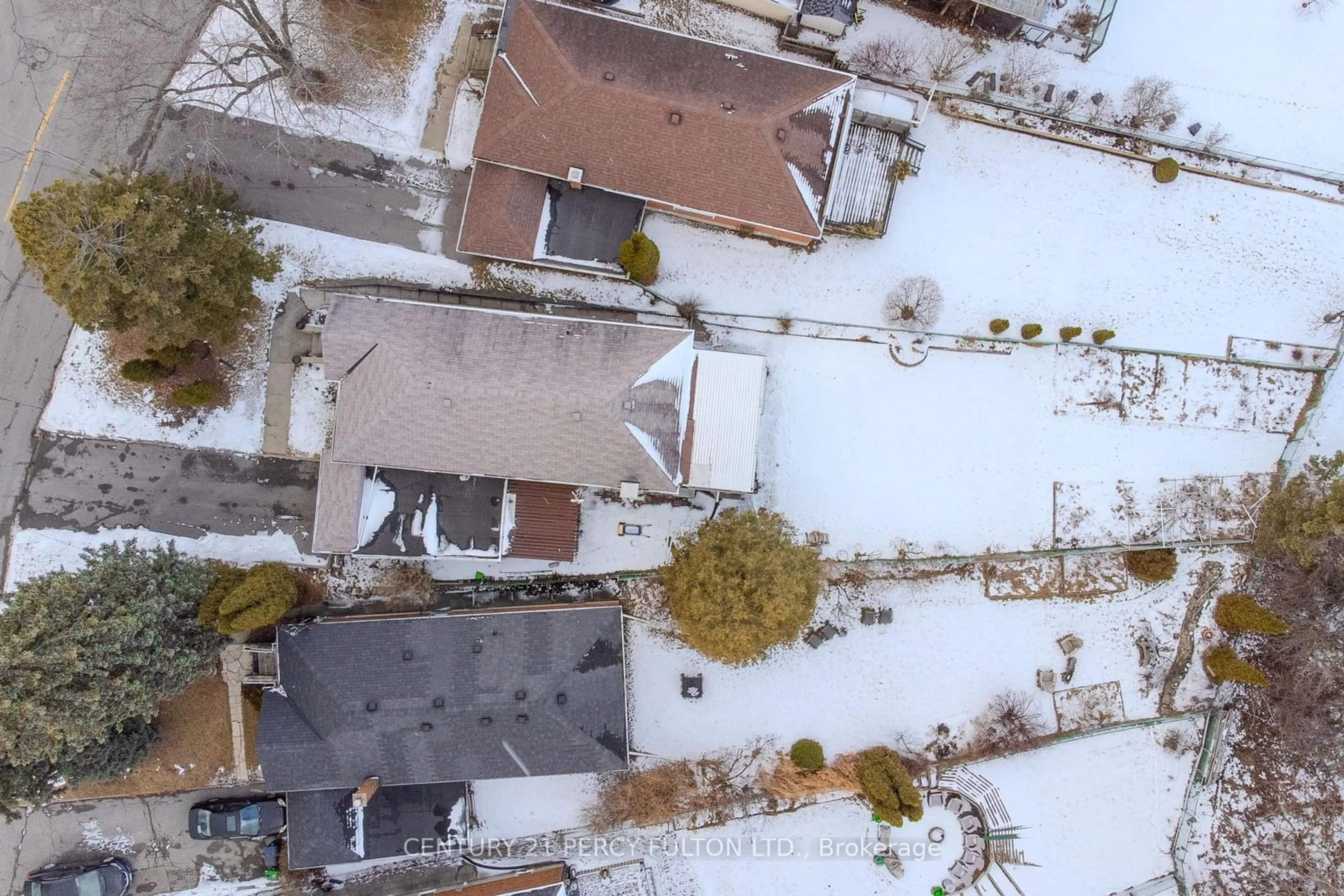 A pic from outside/outdoor area/front of a property/back of a property/a pic from drone, street for 63 Midland Ave, Toronto Ontario M1N 3Z8