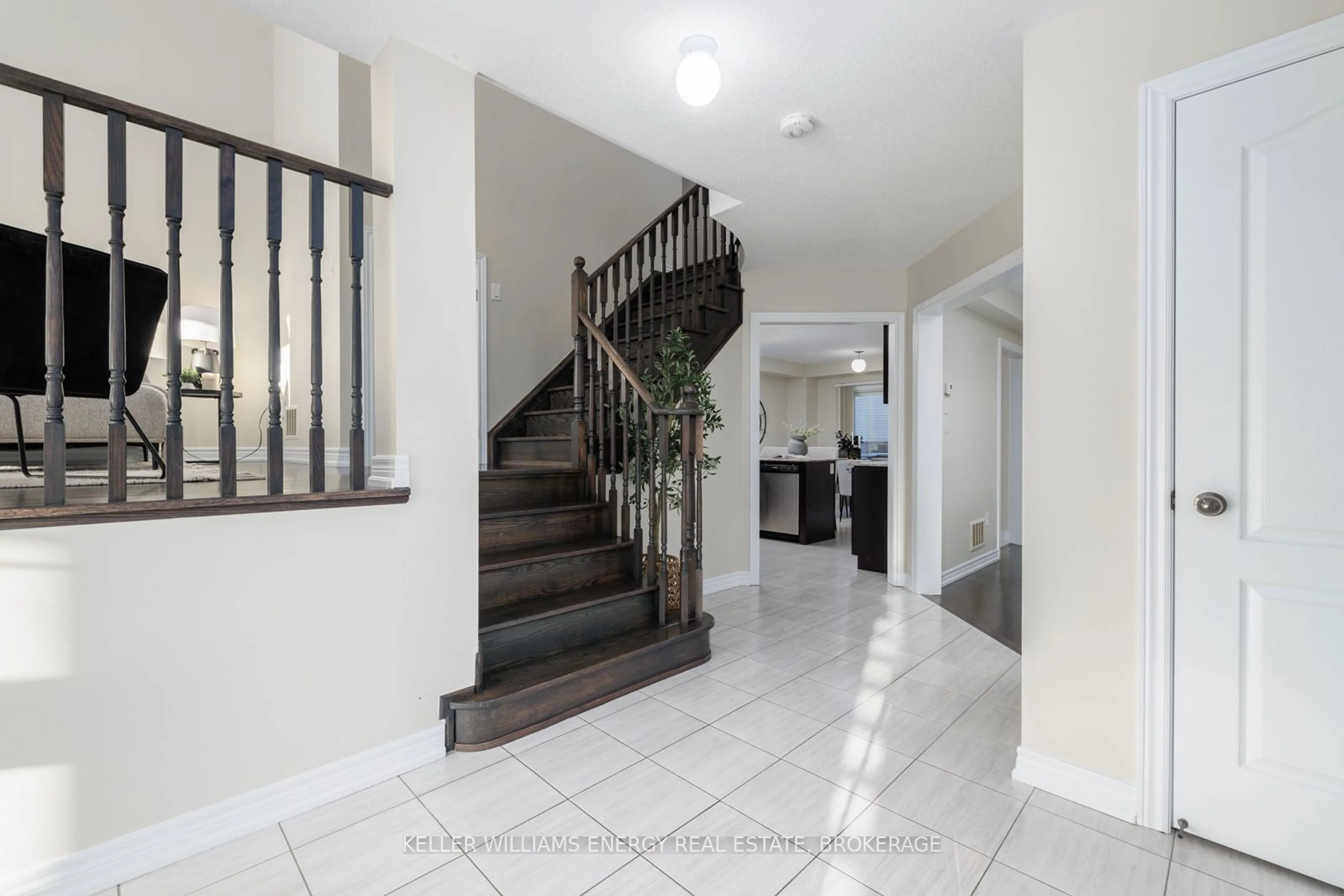 Indoor foyer for 290 Kenneth Cole Dr, Clarington Ontario L1C 0W3