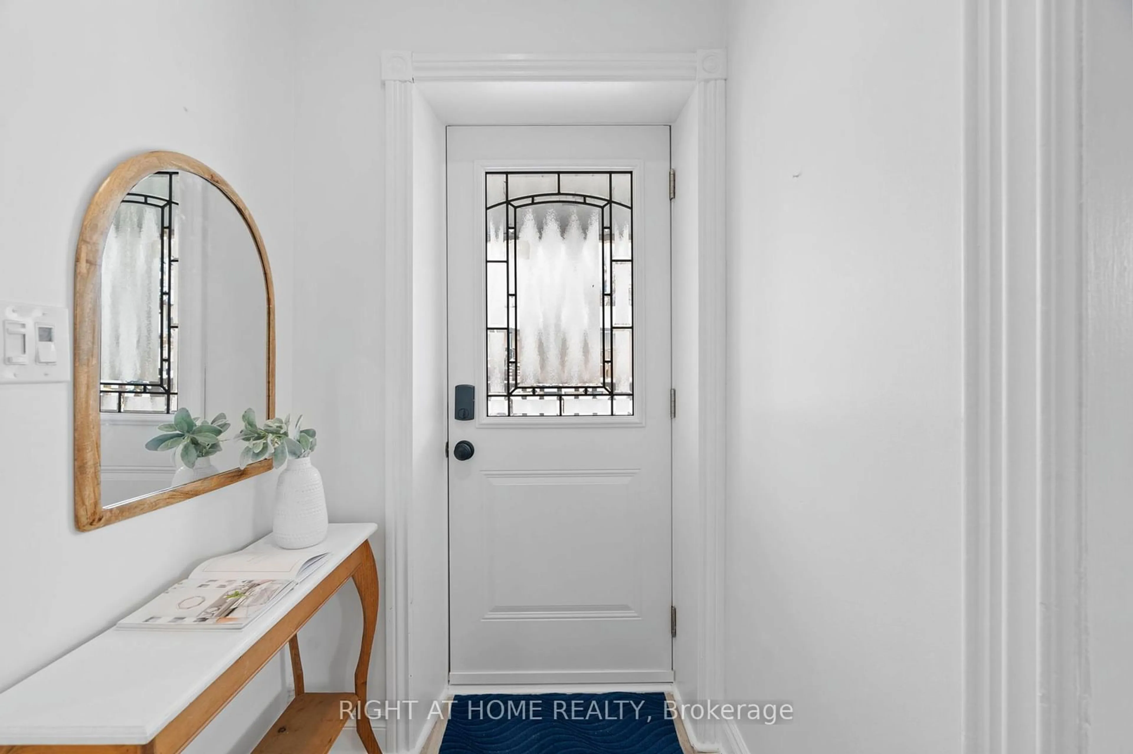 Indoor entryway for 110 Ontario St, Clarington Ontario L1C 2T4