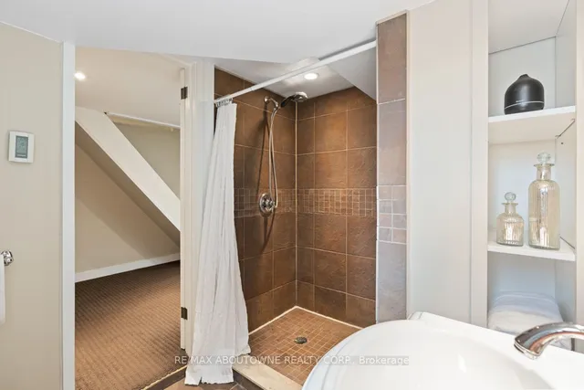 Additional property image - 250 Lee Ave