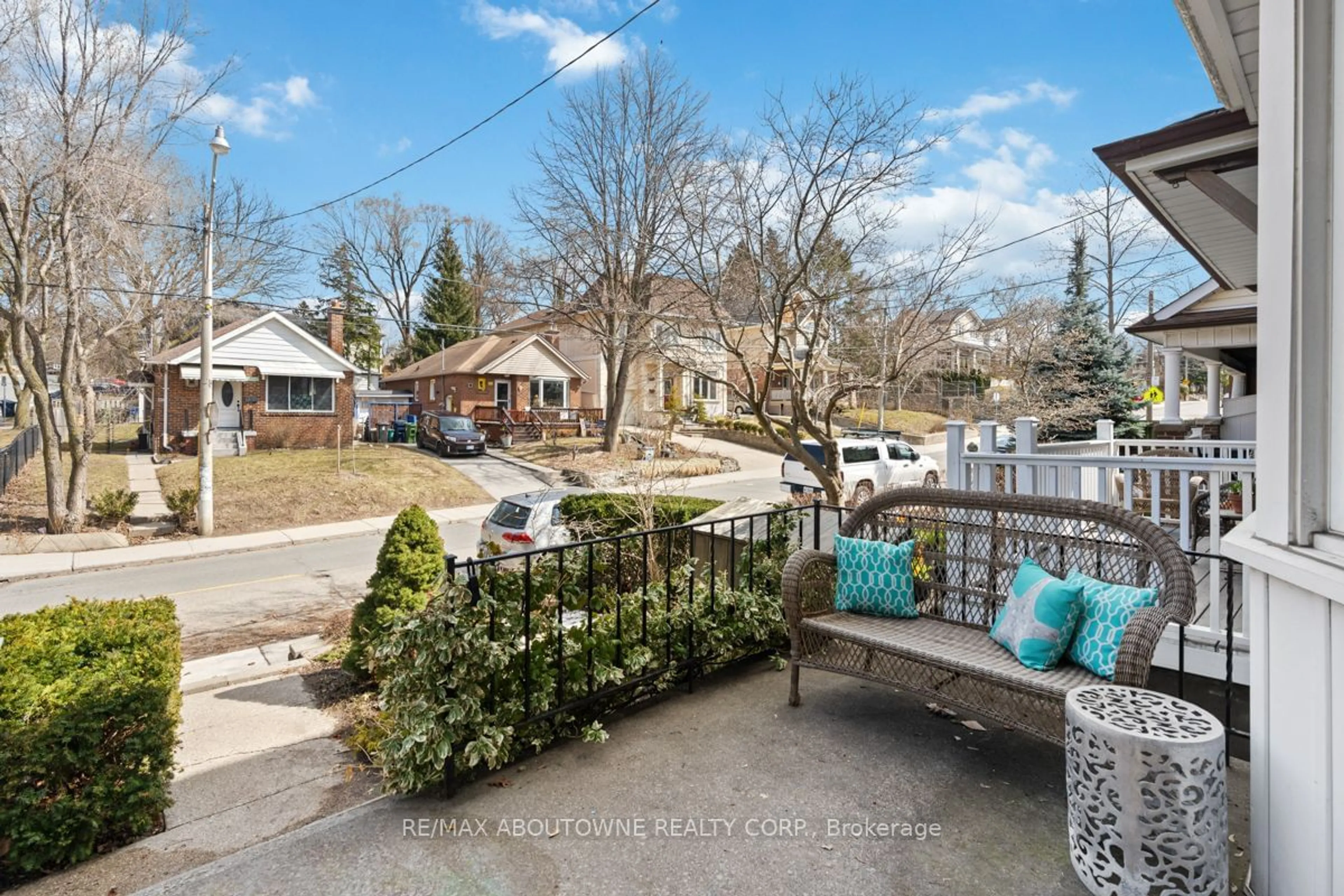 Patio, street for 250 Lee Ave, Toronto Ontario M4E 2P5