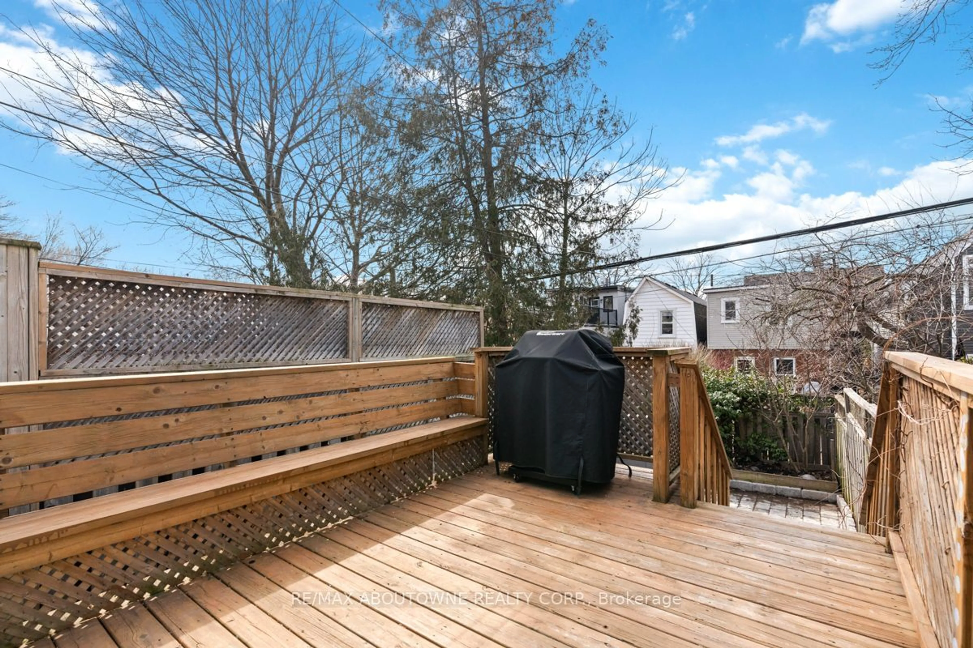 Patio, street for 250 Lee Ave, Toronto Ontario M4E 2P5