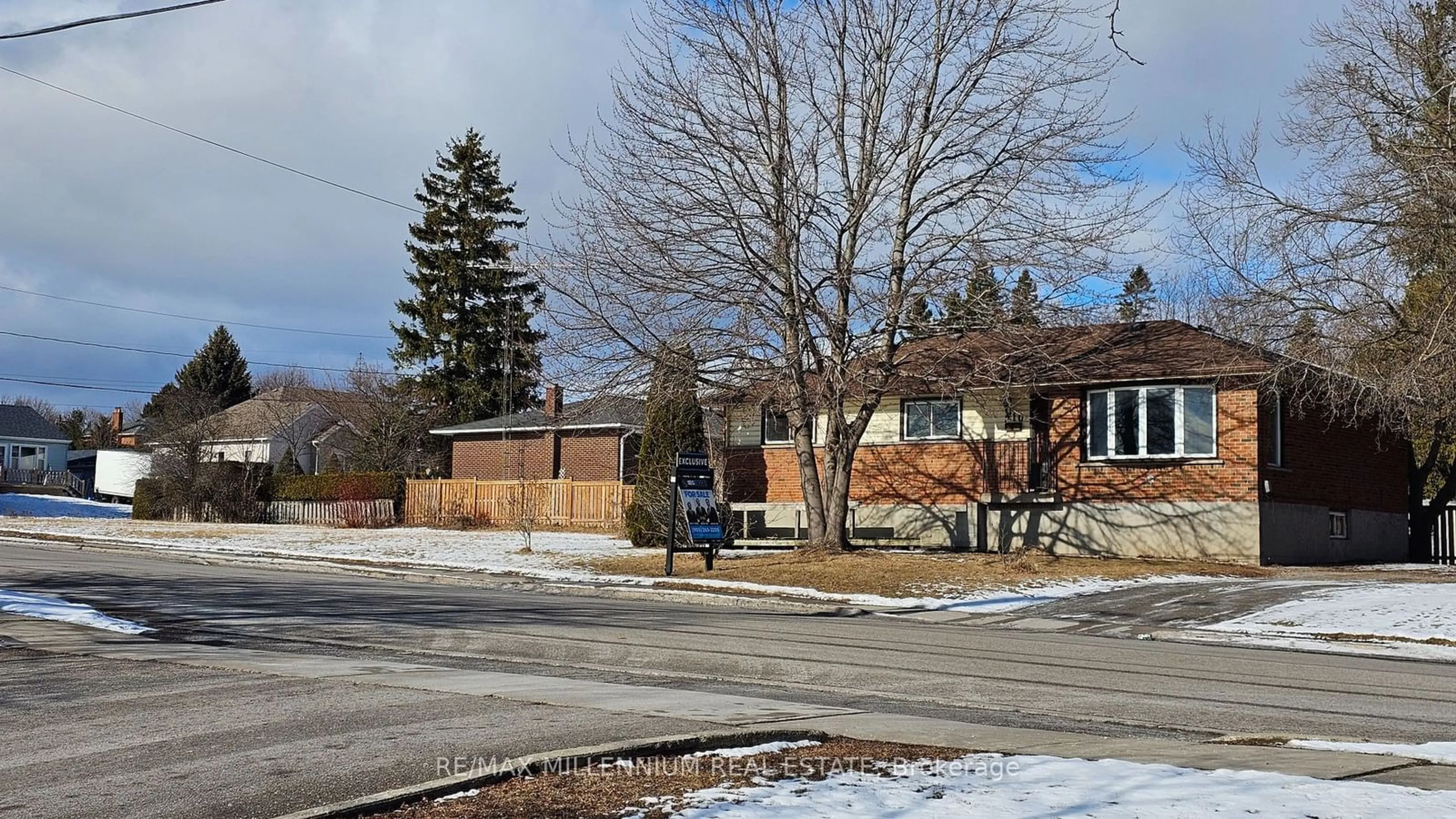 A pic from outside/outdoor area/front of a property/back of a property/a pic from drone, street for 410 Crawforth St, Whitby Ontario L1N 3R5