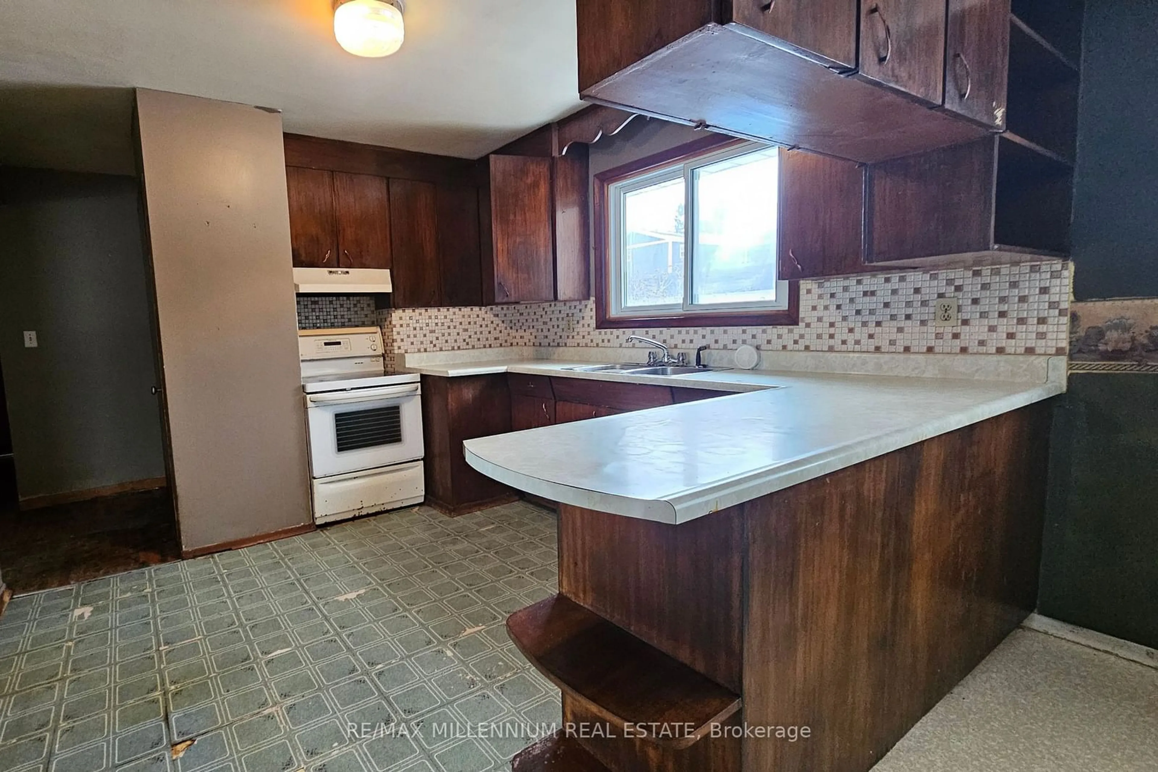 Standard kitchen, ceramic/tile floor for 410 Crawforth St, Whitby Ontario L1N 3R5