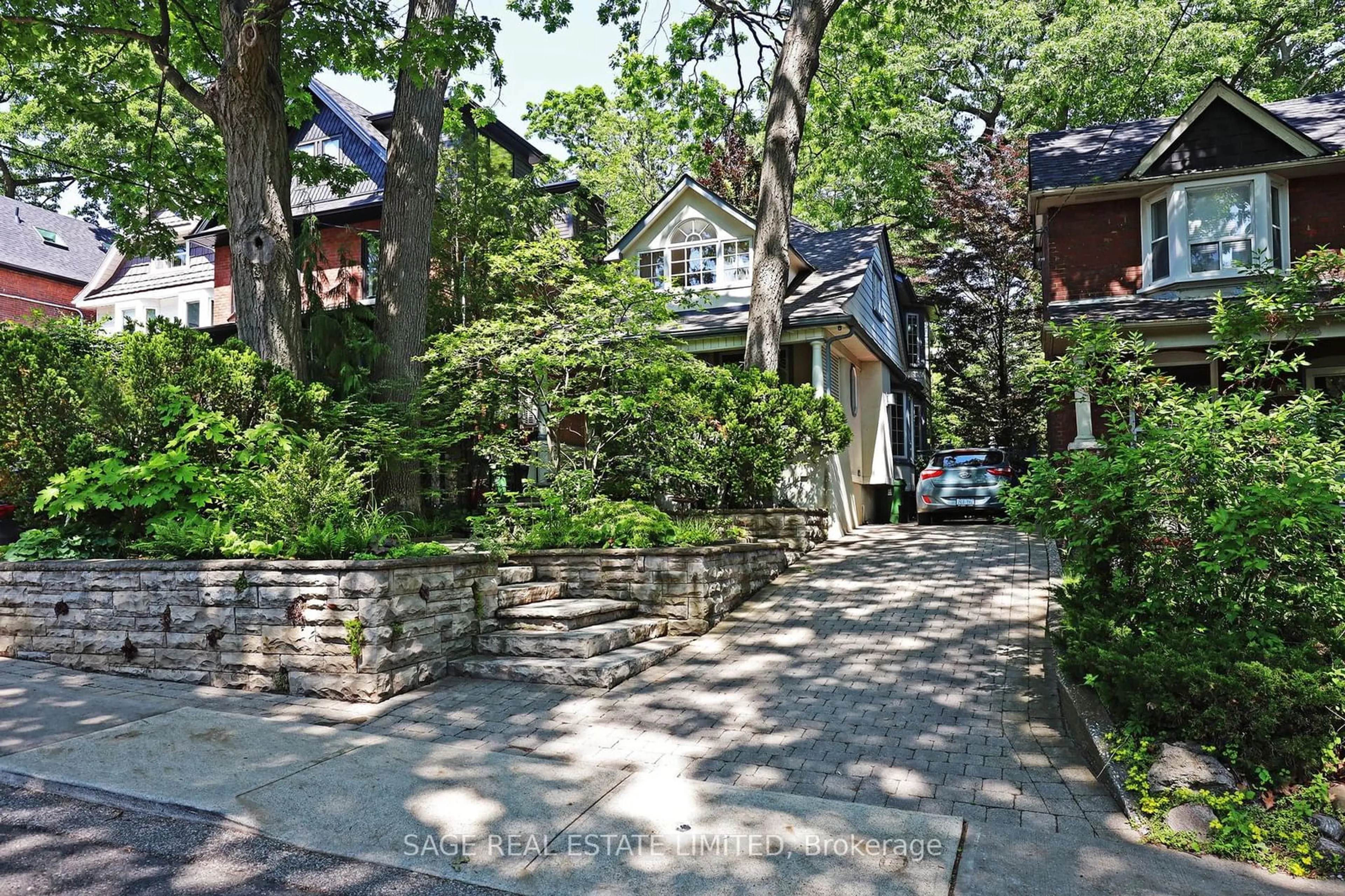 Patio, street for 197 Willow Ave, Toronto Ontario M4E 3K4