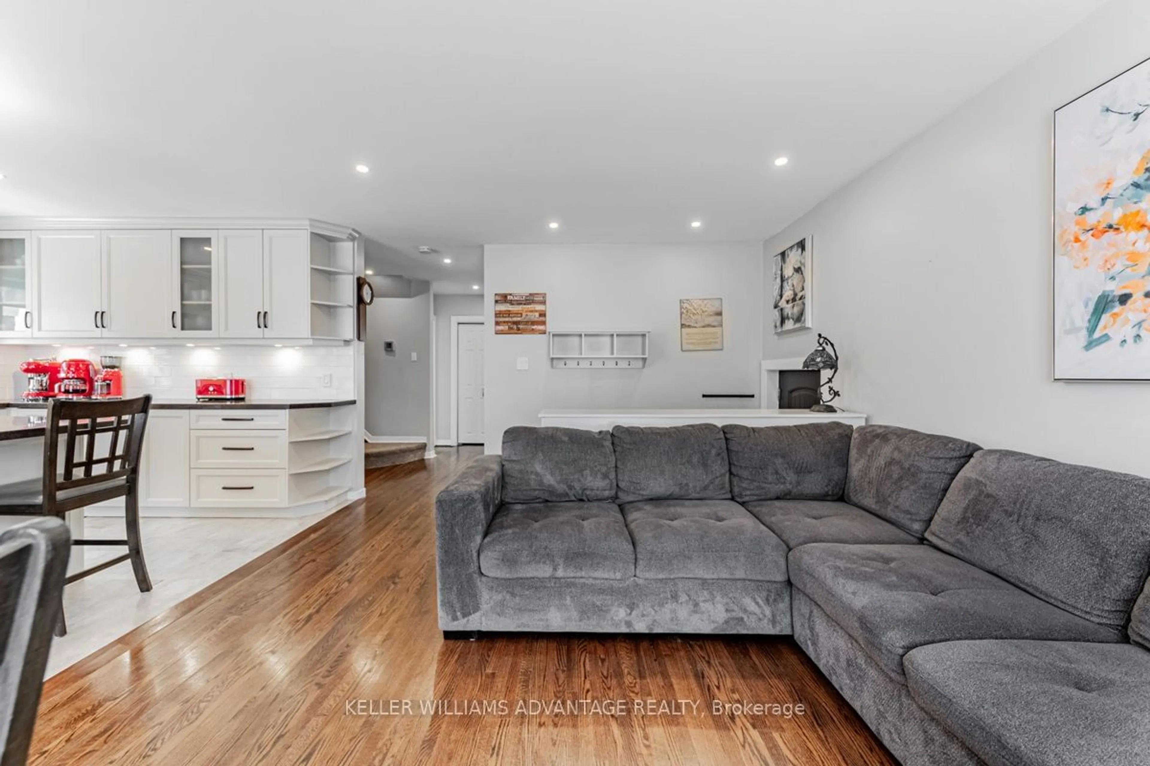 Living room with furniture, wood/laminate floor for 87 Merryfield Dr, Toronto Ontario M1P 1K3