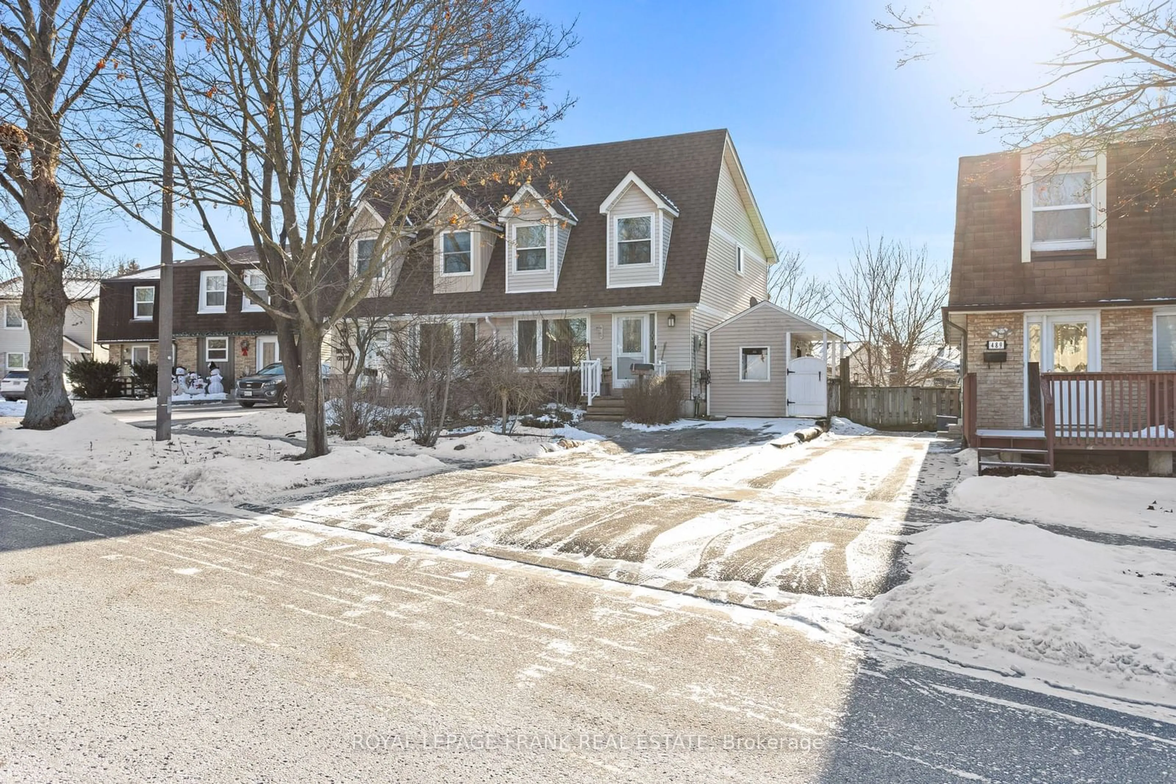 A pic from outside/outdoor area/front of a property/back of a property/a pic from drone, street for 493 Lancelot Cres, Oshawa Ontario L1K 1J9