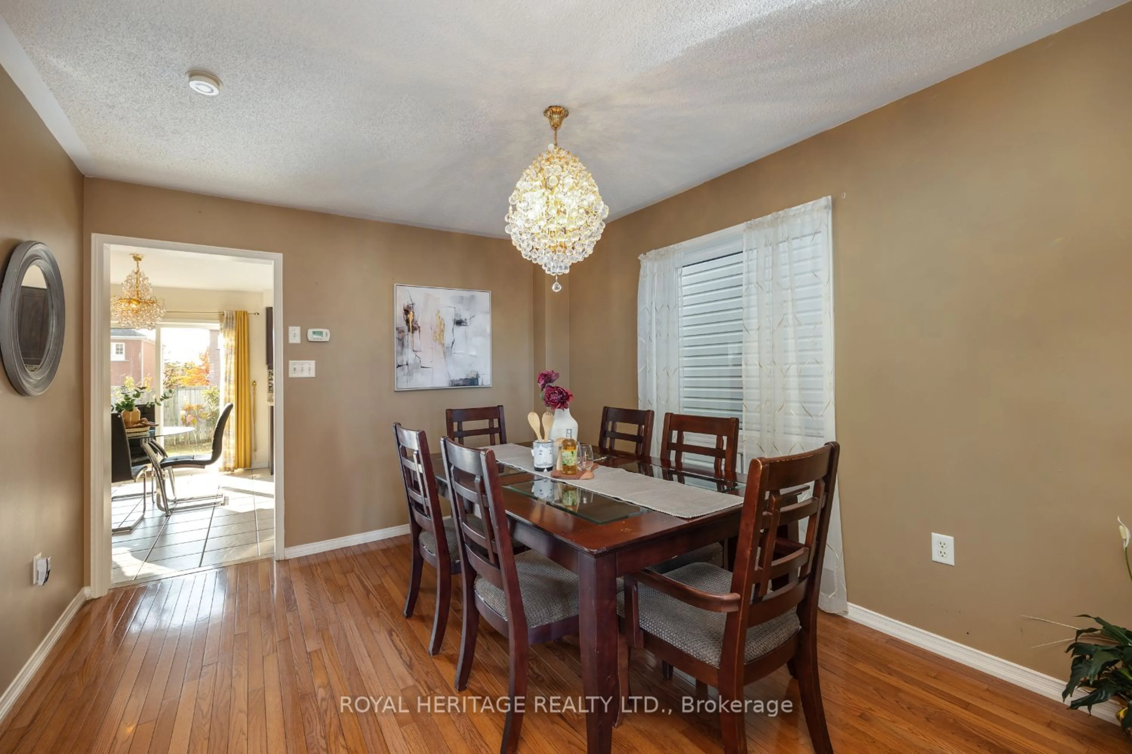 Dining room, wood/laminate floor for 1442 Bridgeport St, Oshawa Ontario L1K 2P5