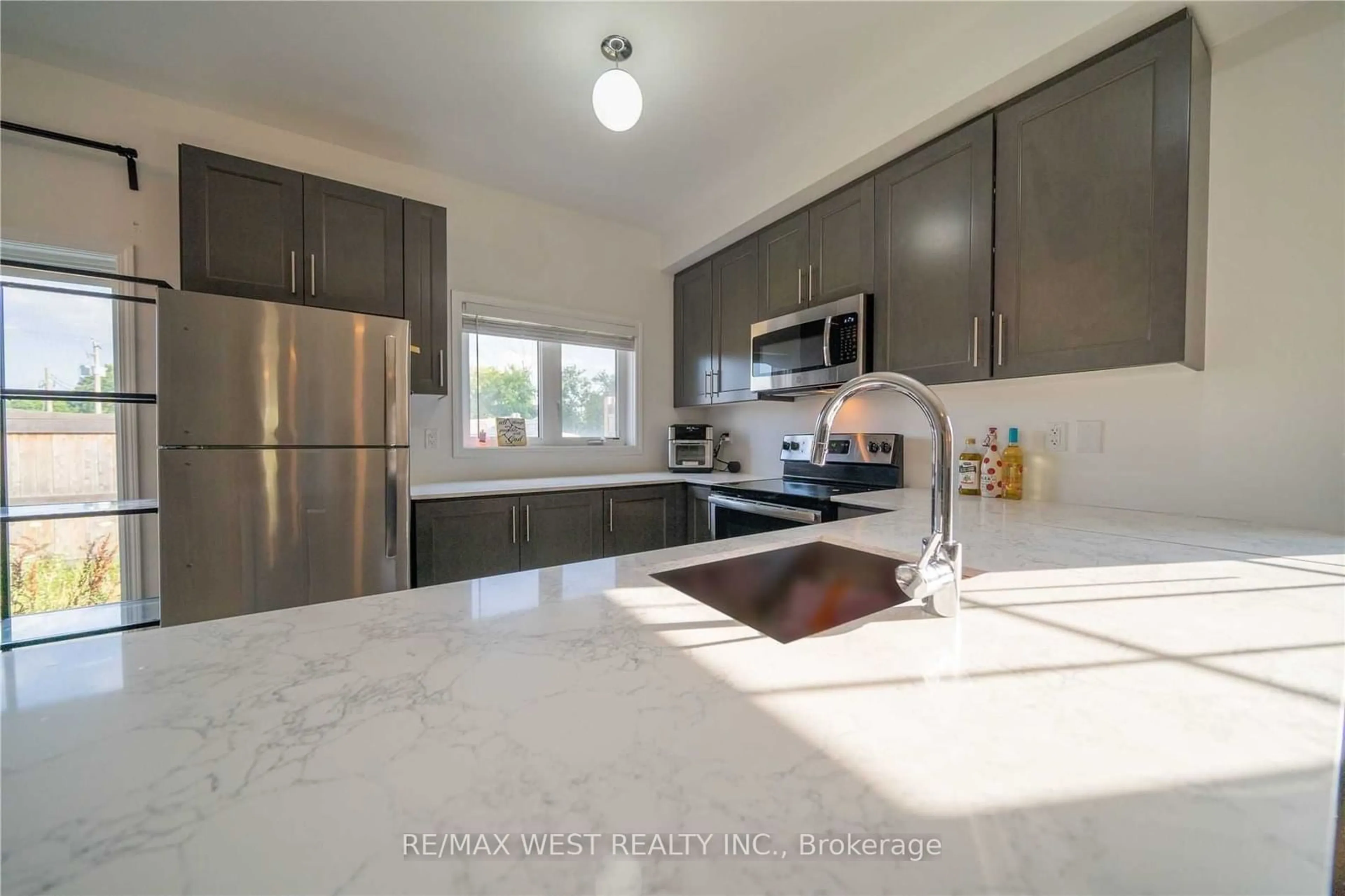 Open concept kitchen, ceramic/tile floor for 38 Prospect Way, Whitby Ontario L1N 9K9