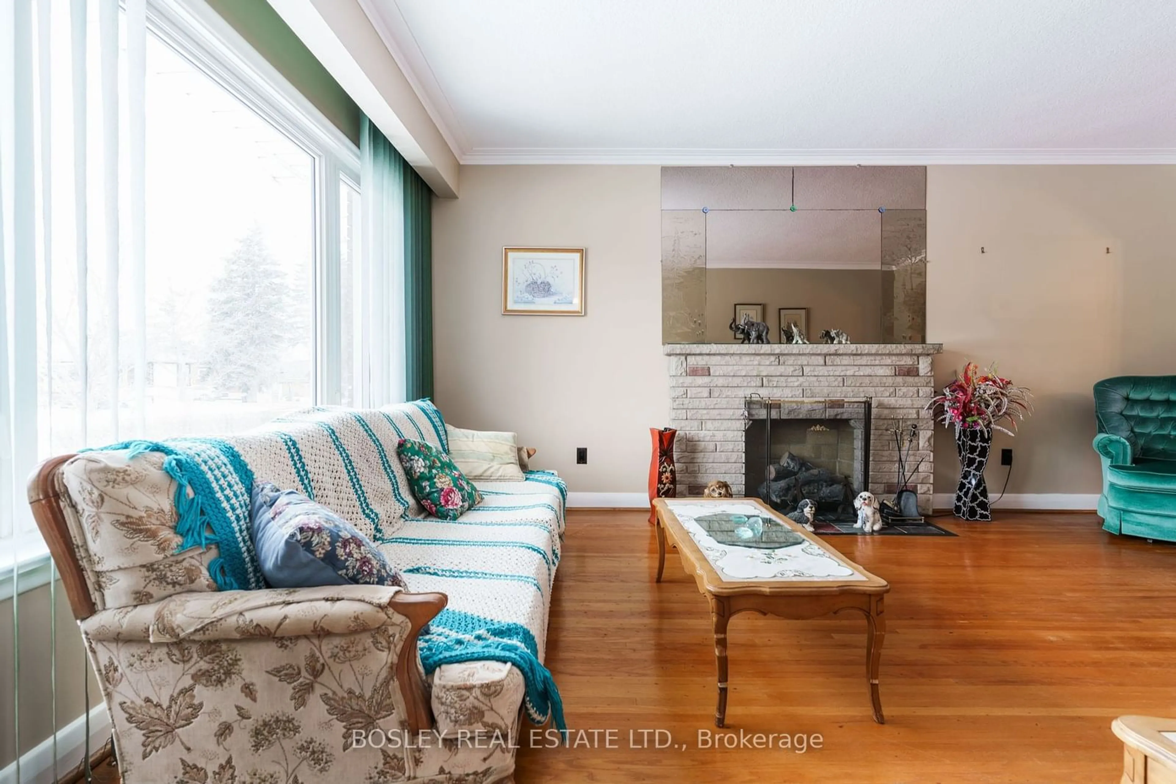 Living room with furniture, wood/laminate floor for 7 Scranton Rd, Toronto Ontario M1G 1W8