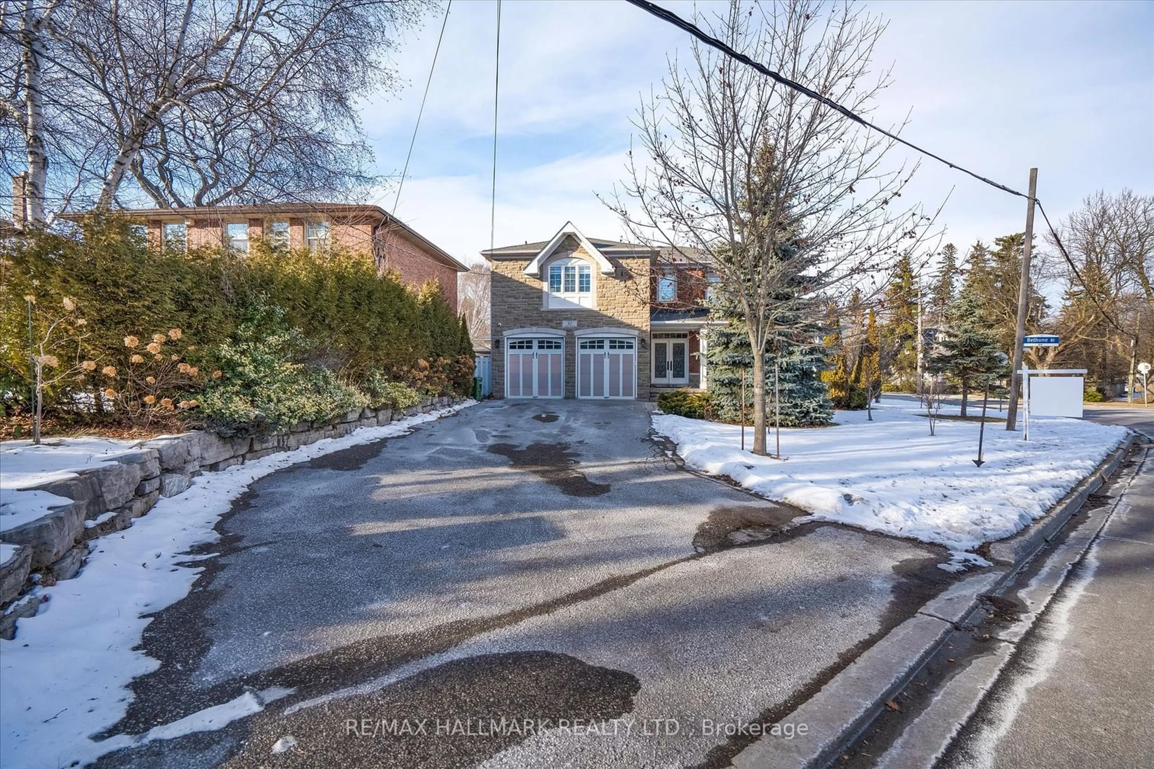 A pic from outside/outdoor area/front of a property/back of a property/a pic from drone, street for 92 Hill Cres, Toronto Ontario M1M 1J6