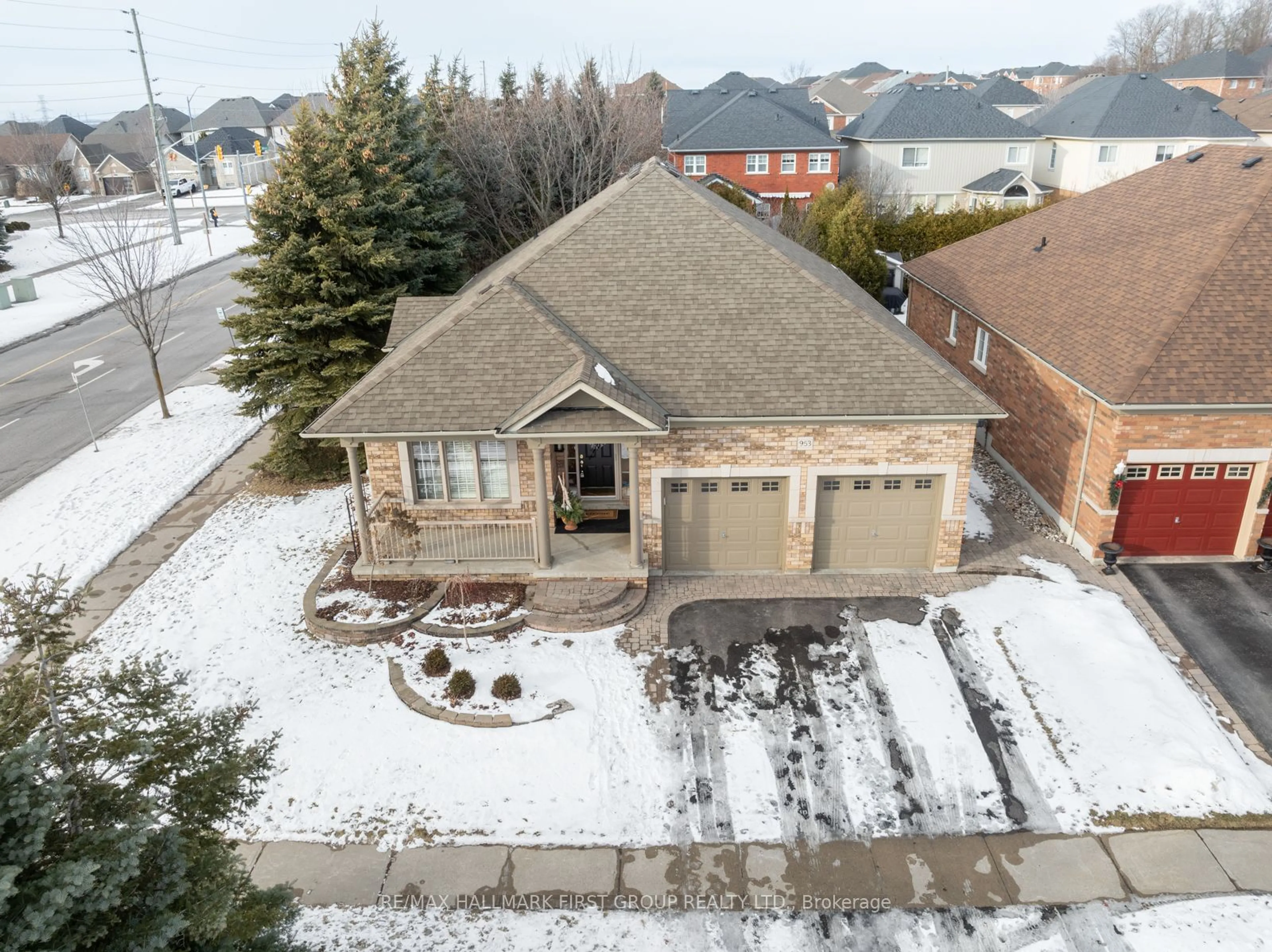 A pic from outside/outdoor area/front of a property/back of a property/a pic from drone, street for 953 Greenleaf Circ, Oshawa Ontario L1K 2W8