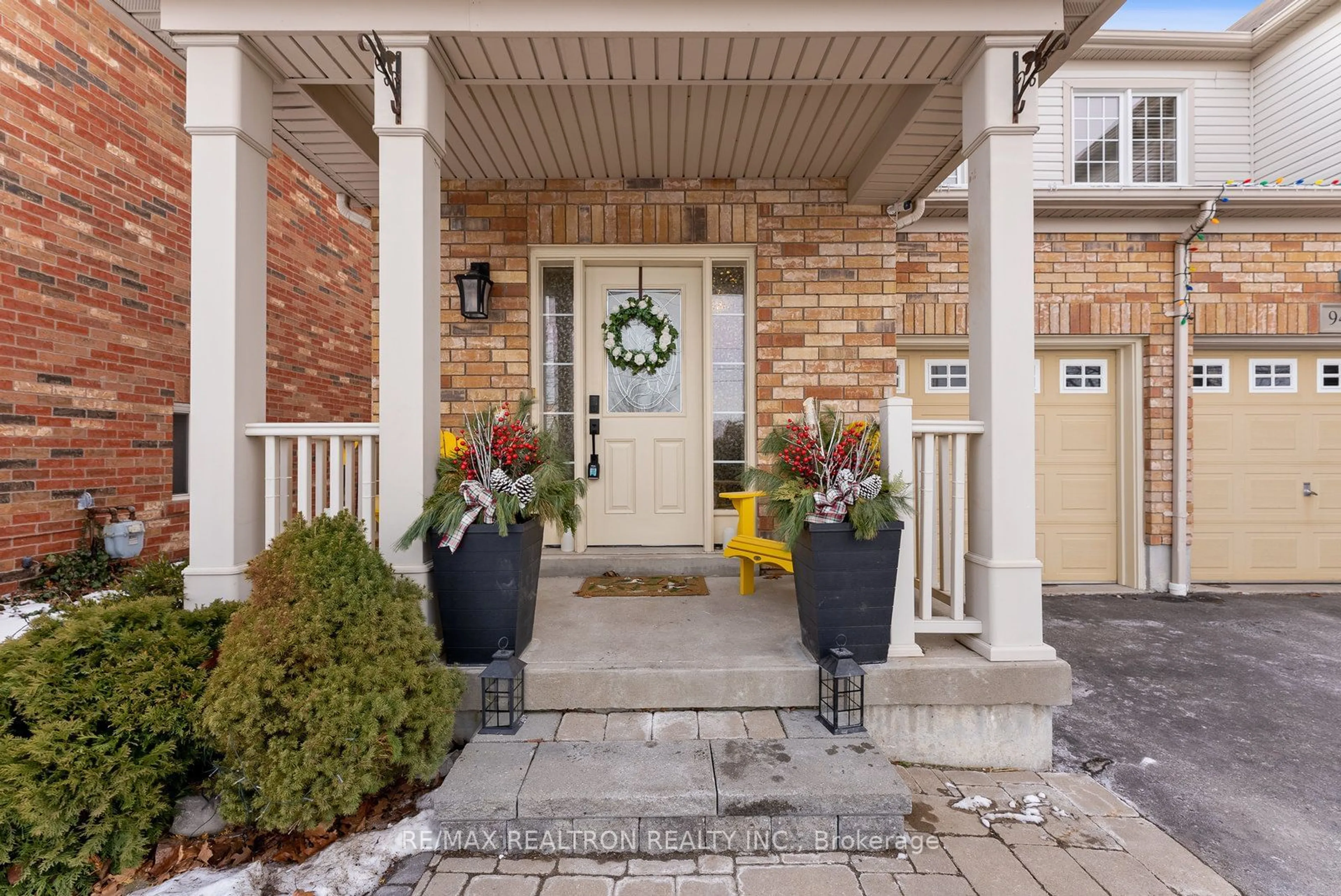 Indoor entryway for 943 Fetchison Dr, Oshawa Ontario L1K 0L3